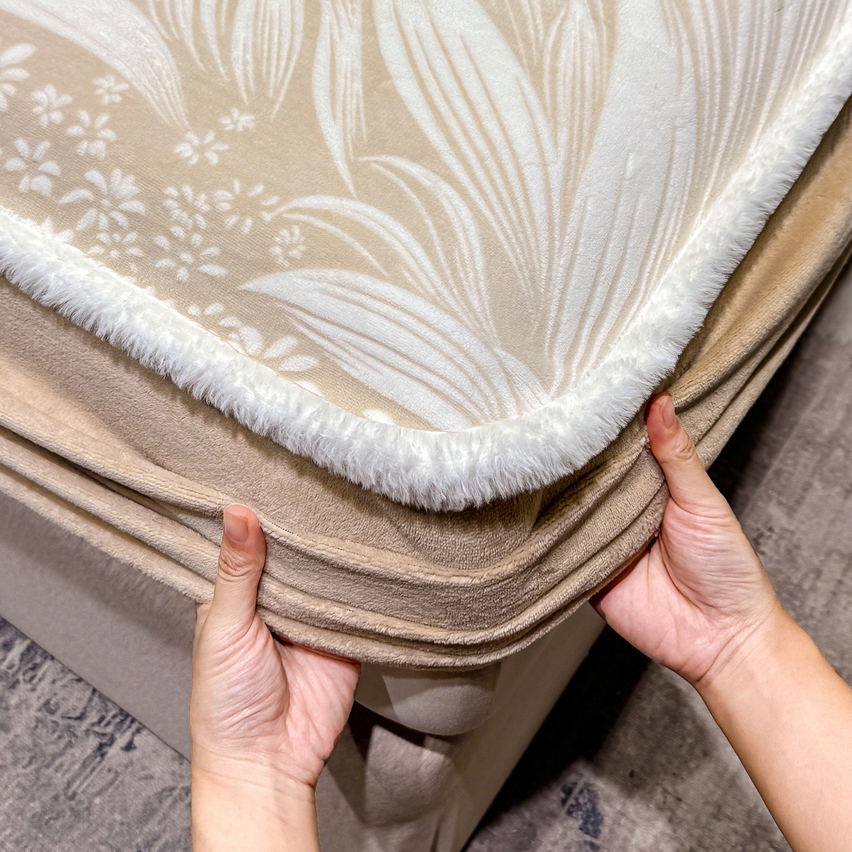 91家纺网 家纺一手货源 找家纺 鹿辉家居（原吉欧力） 2025新款牛奶绒雕花兔毛绒包边床笠 叶仲花