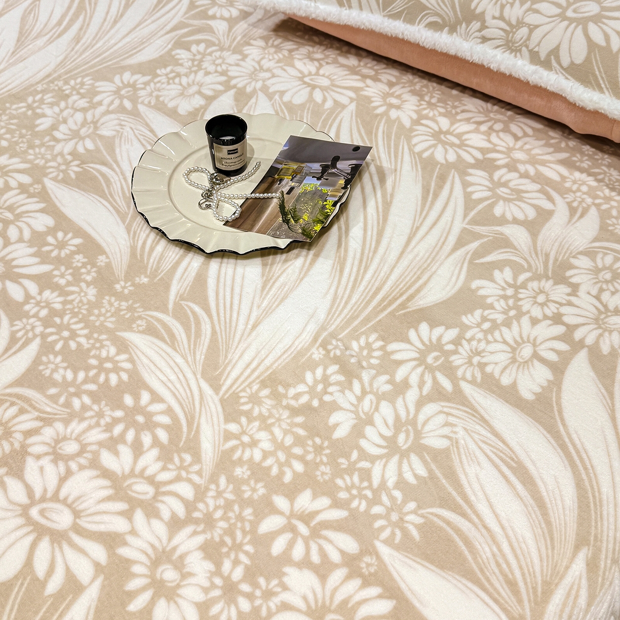 91家纺网 家纺一手货源 找家纺 鹿辉家居（原吉欧力） 2025新款牛奶绒雕花兔毛绒包边床笠 叶仲花