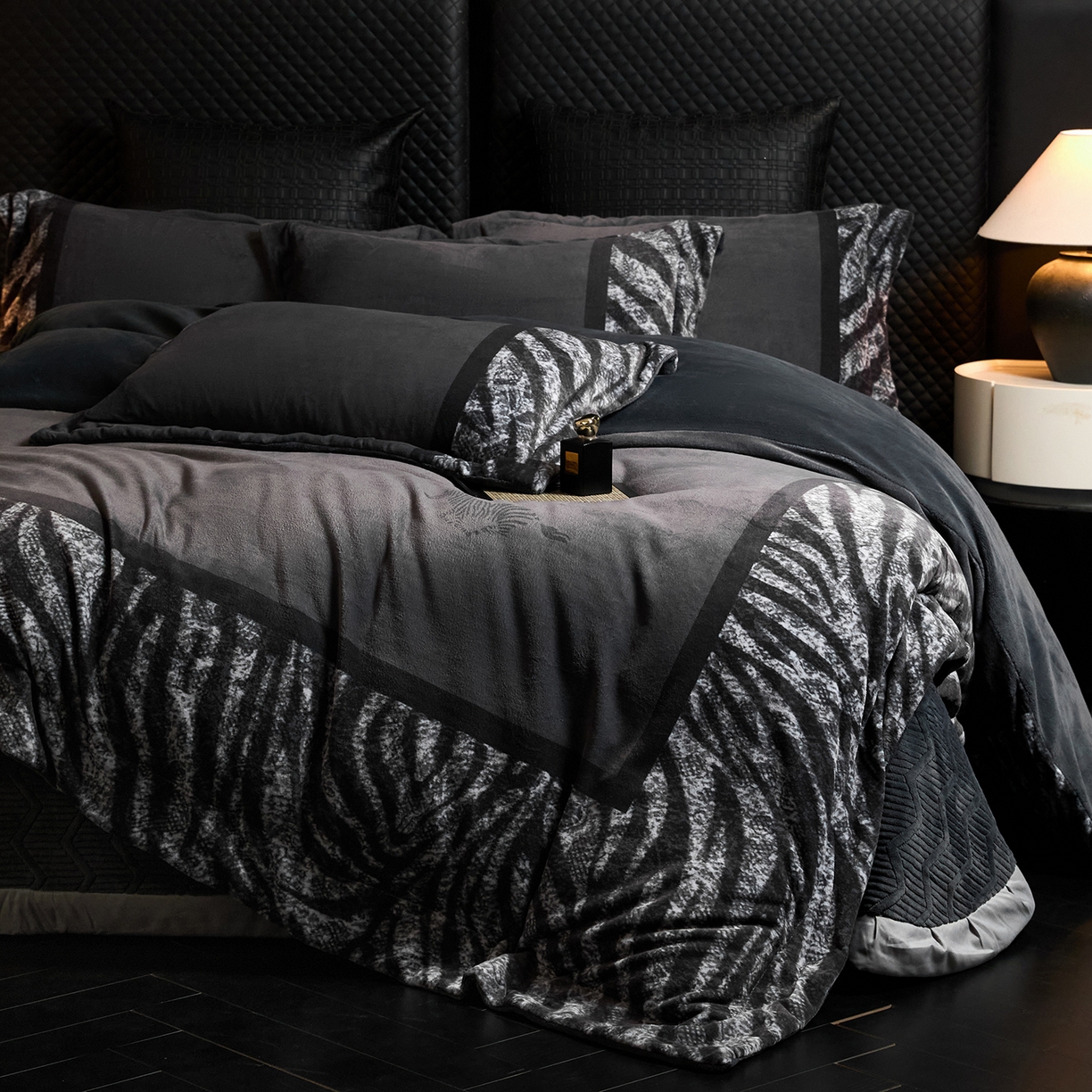 91家纺网 家纺一手货源 找家纺 （总）控价 2025新款 床盖款240克全消光A类数码印花牛奶绒四件套-卡仑