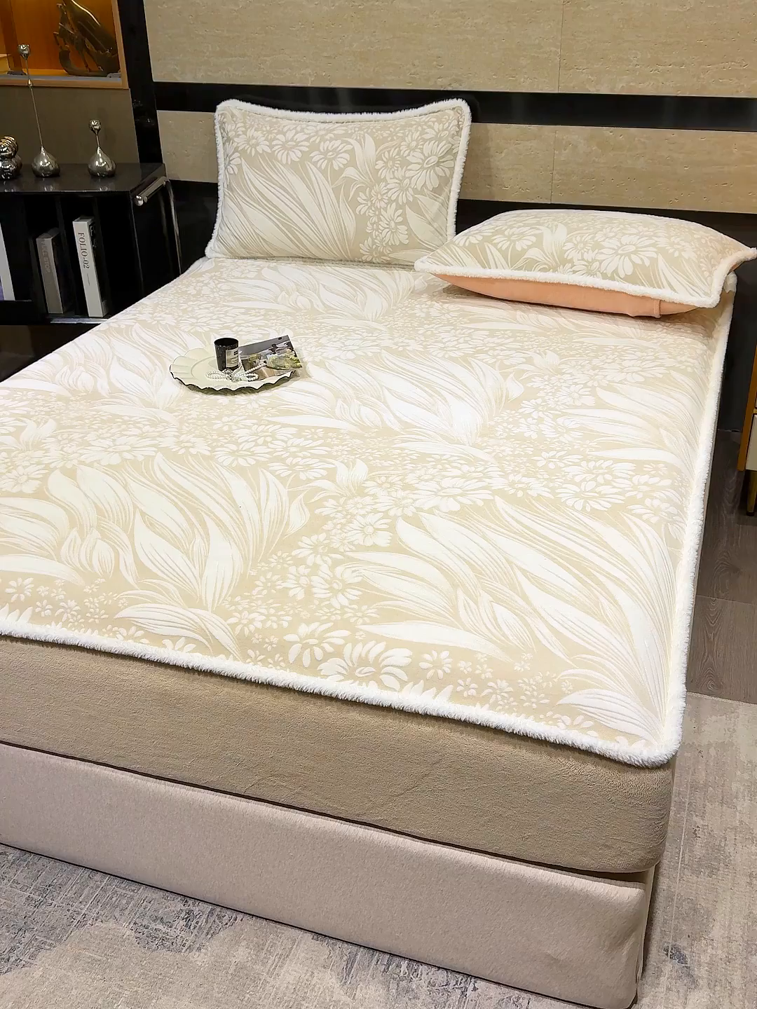 91家纺网 家纺一手货源 找家纺 鹿辉家居（原吉欧力） 2025新款牛奶绒雕花兔毛绒包边床笠 叶仲花