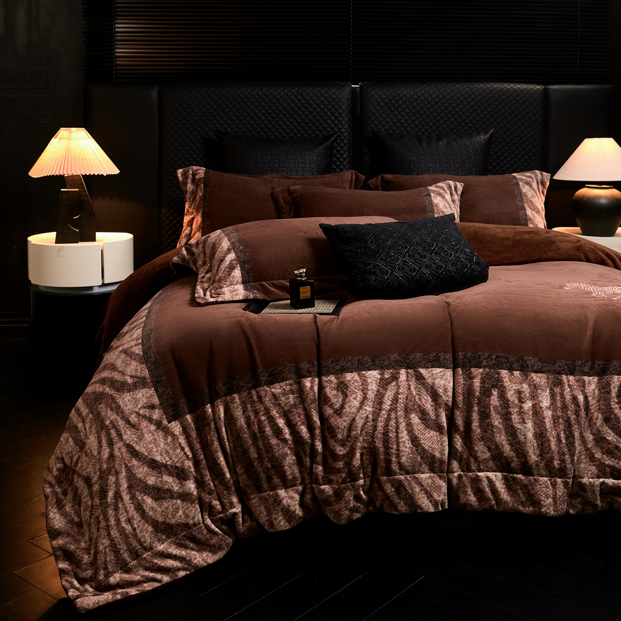 91家纺网 家纺一手货源 找家纺 新方向 2025新款240克全消光A类数码印花牛奶绒四件套床盖款-卡仑 卡仑-咖啡