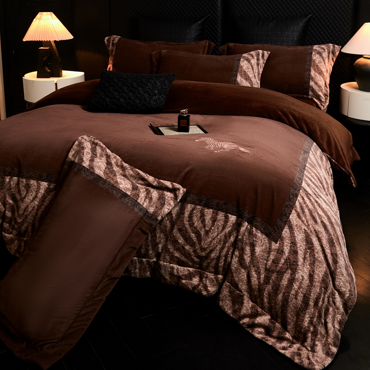 91家纺网 家纺一手货源 找家纺 新方向 2025新款240克全消光A类数码印花牛奶绒四件套床盖款-卡仑 卡仑-咖啡