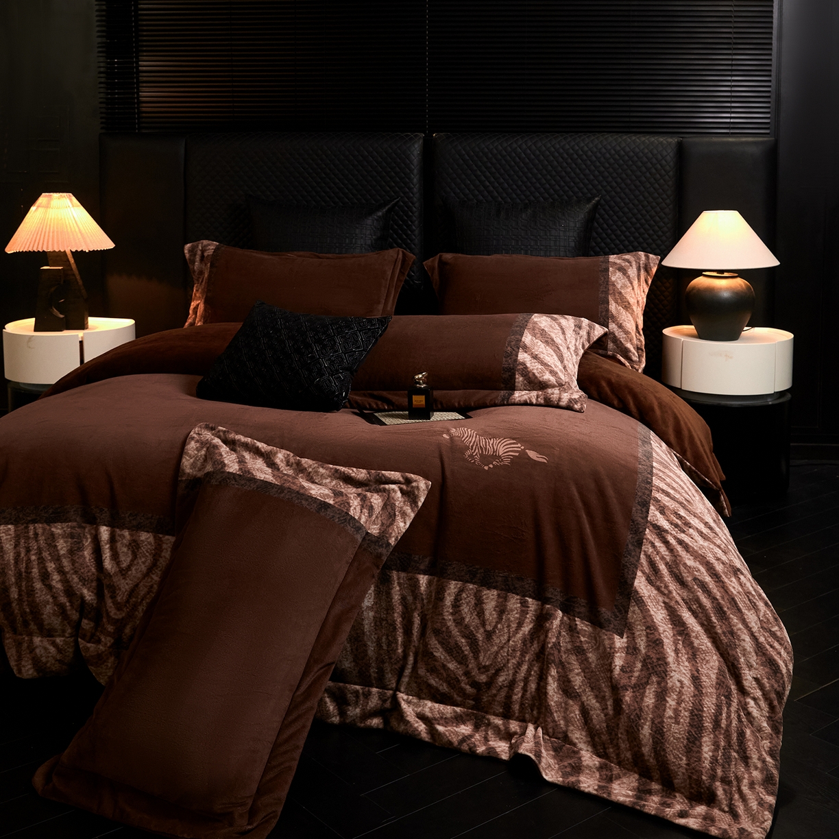 91家纺网 家纺一手货源 找家纺 新方向 2025新款240克全消光A类数码印花牛奶绒四件套床盖款-卡仑 卡仑-咖啡