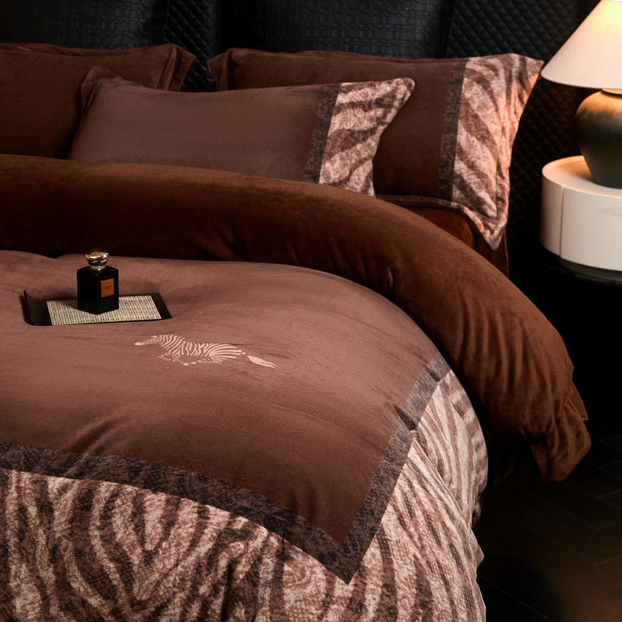 91家纺网 家纺一手货源 找家纺 新方向 2025新款240克全消光A类数码印花牛奶绒四件套床盖款-卡仑 卡仑-咖啡