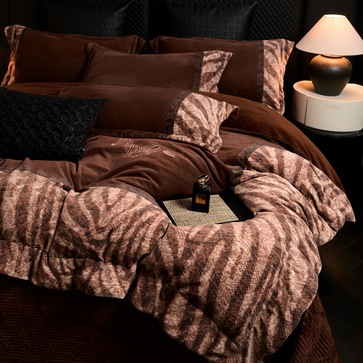 91家纺网 家纺一手货源 找家纺 新方向 2025新款240克全消光A类数码印花牛奶绒四件套床盖款-卡仑 卡仑-咖啡