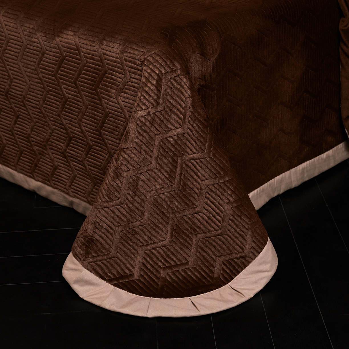 91家纺网 家纺一手货源 找家纺 新方向 2025新款240克全消光A类数码印花牛奶绒四件套床盖款-卡仑 卡仑-咖啡