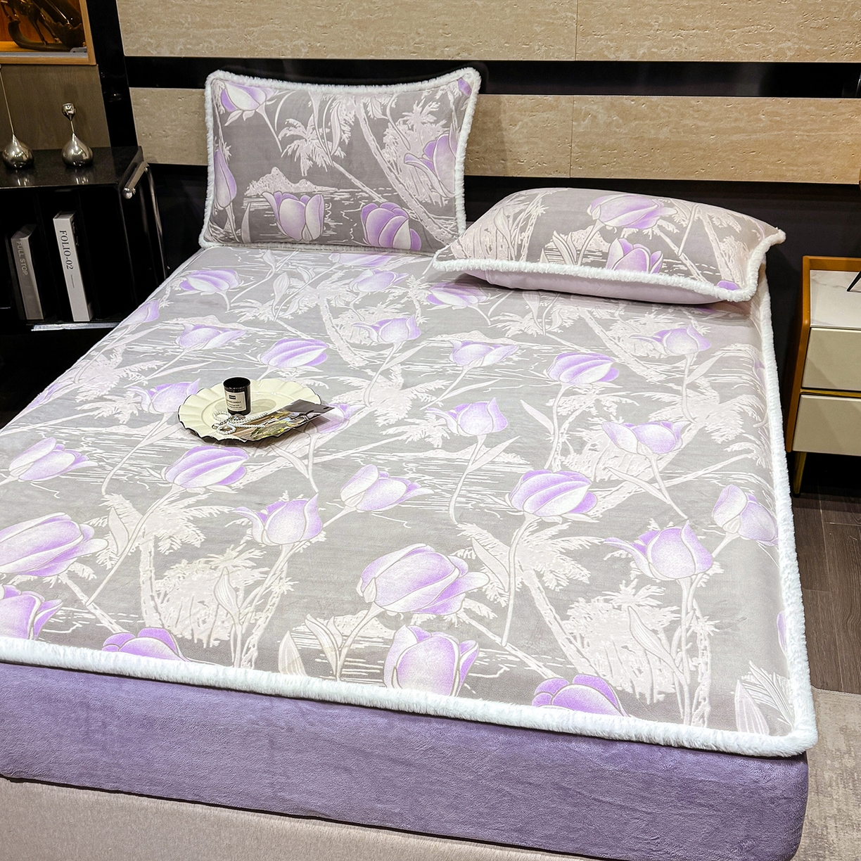 91家纺网 家纺一手货源 找家纺 鹿辉家居（原吉欧力） 2025新款牛奶绒雕花兔毛绒包边床笠 郁金香紫