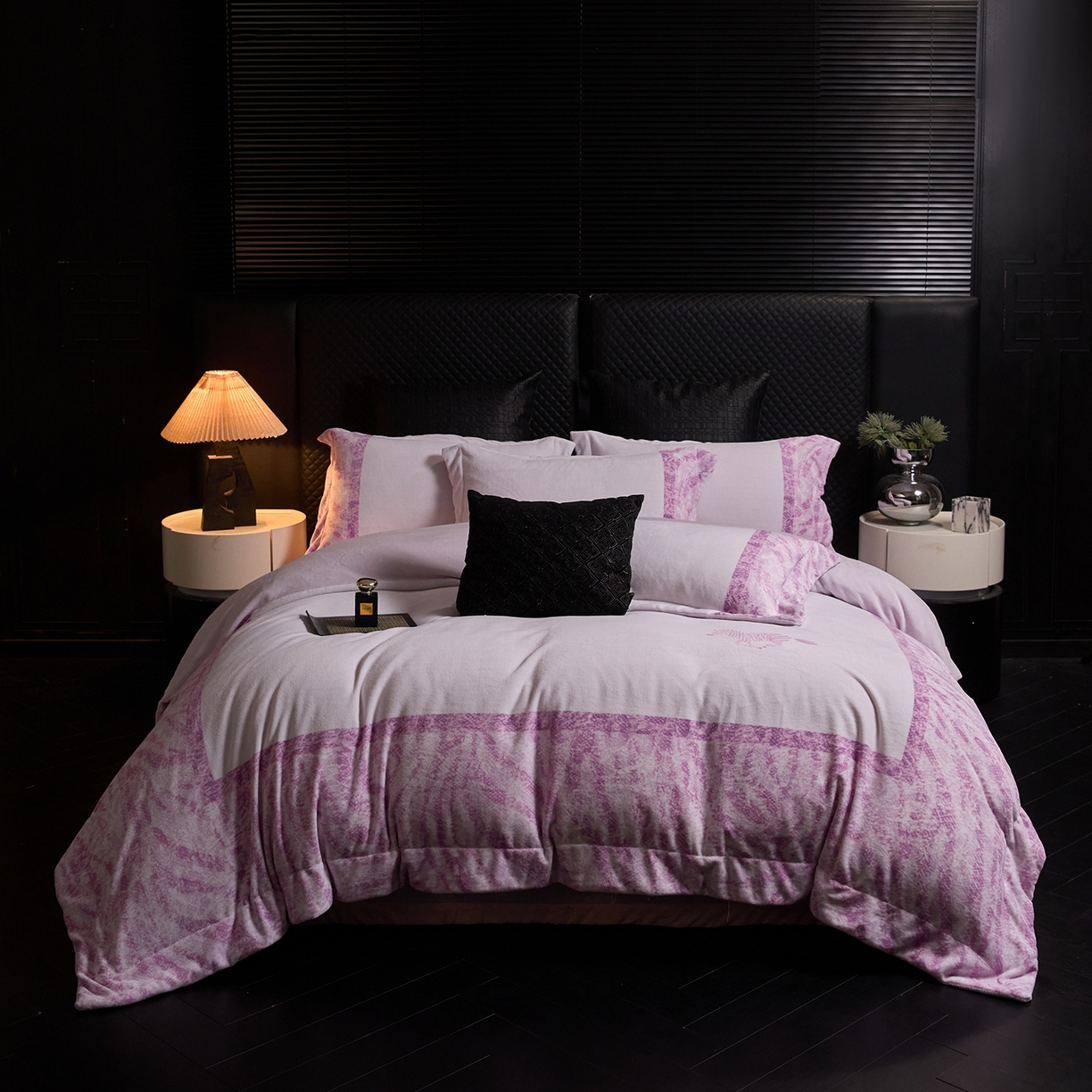 91家纺网 家纺一手货源 找家纺 新方向 2025新款240克全消光A类数码印花牛奶绒四件套床盖款-卡仑 卡仑-魅紫