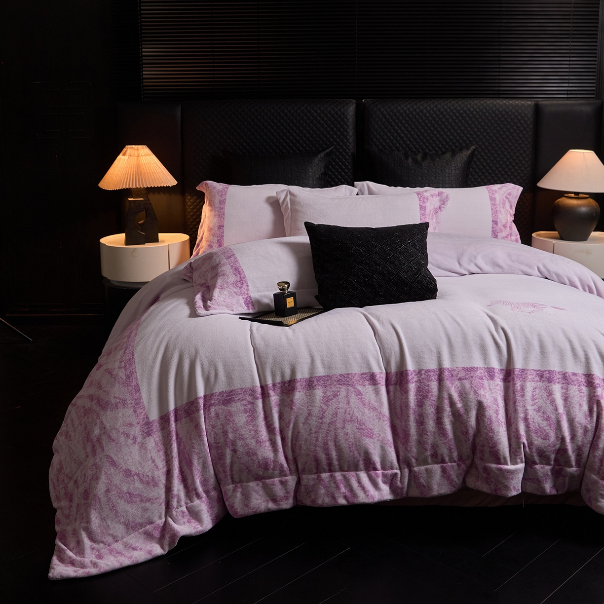 91家纺网 家纺一手货源 找家纺 新方向 2025新款240克全消光A类数码印花牛奶绒四件套床盖款-卡仑 卡仑-魅紫