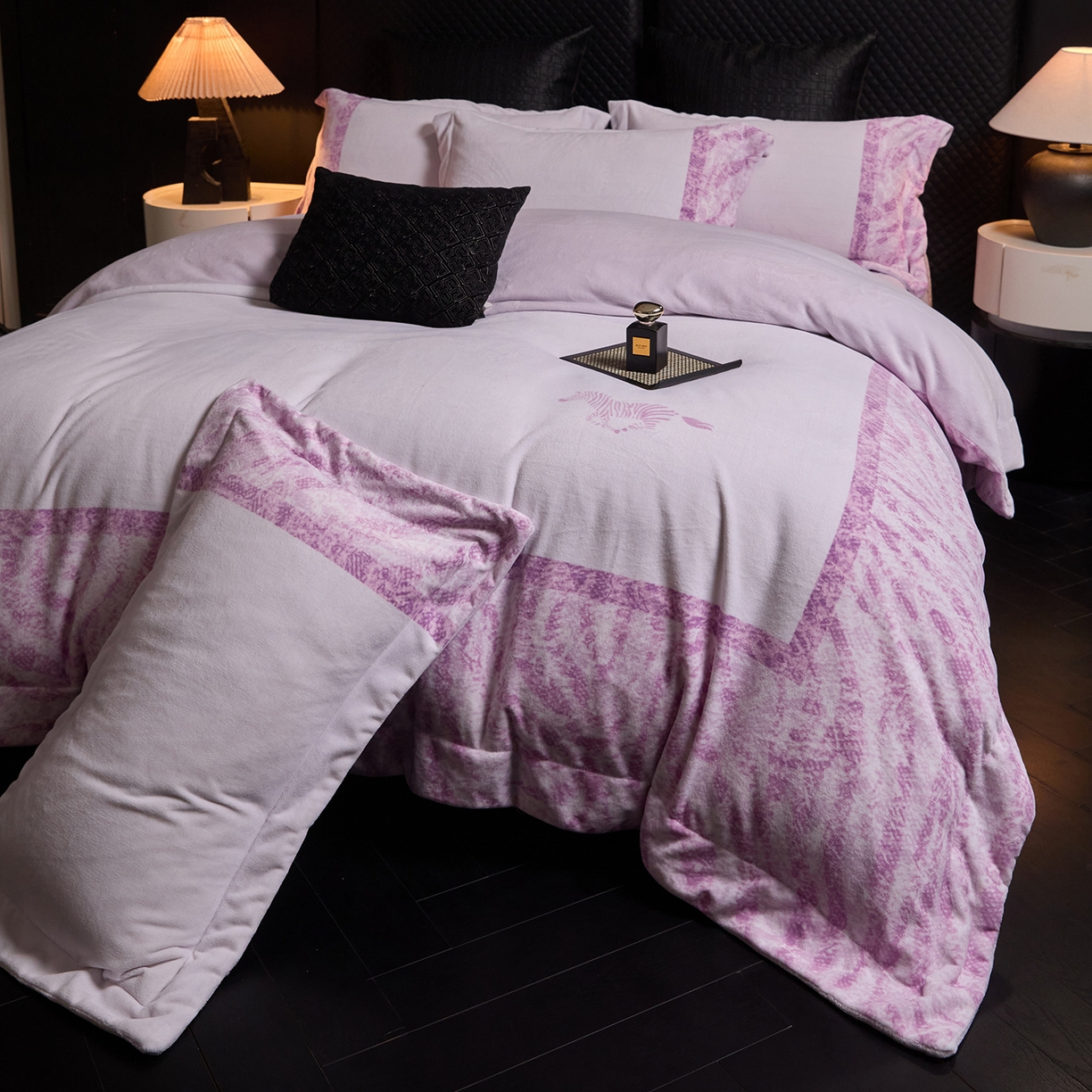 91家纺网 家纺一手货源 找家纺 新方向 2025新款240克全消光A类数码印花牛奶绒四件套床盖款-卡仑 卡仑-魅紫