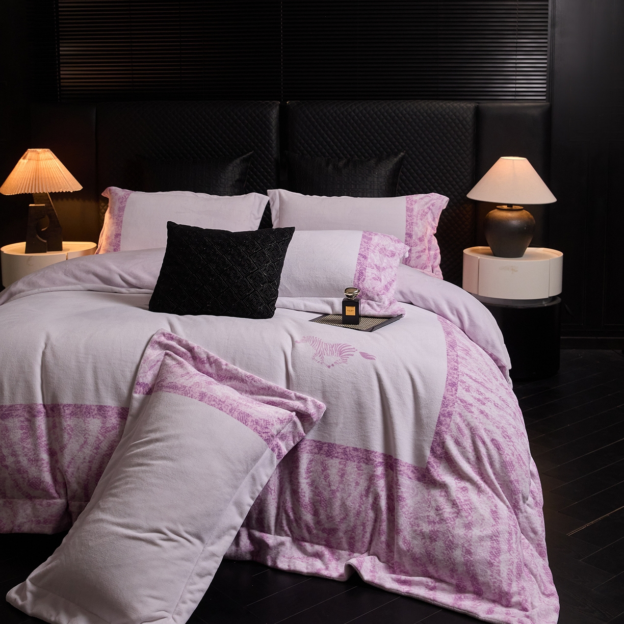 91家纺网 家纺一手货源 找家纺 新方向 2025新款240克全消光A类数码印花牛奶绒四件套床盖款-卡仑 卡仑-魅紫