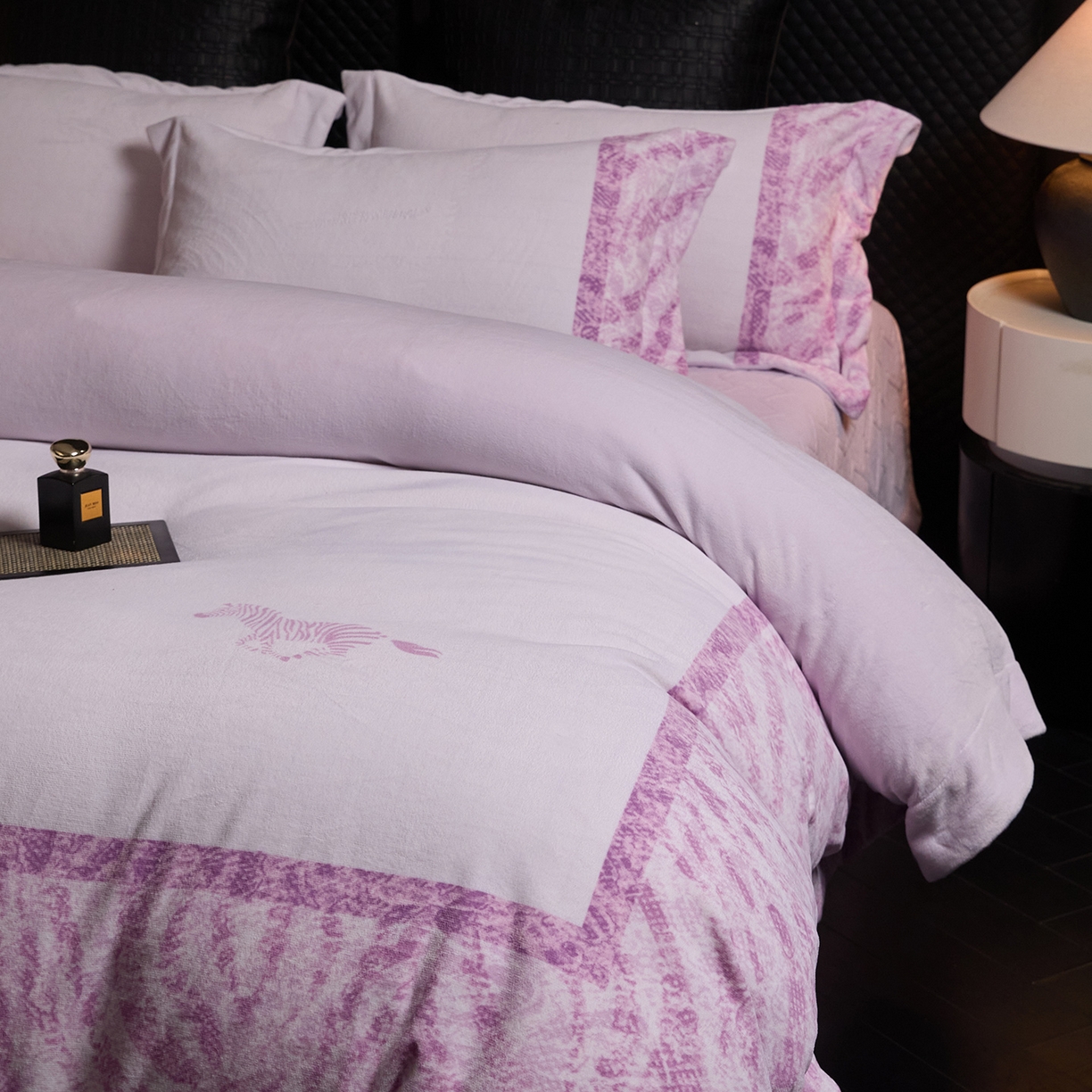 91家纺网 家纺一手货源 找家纺 新方向 2025新款240克全消光A类数码印花牛奶绒四件套床盖款-卡仑 卡仑-魅紫