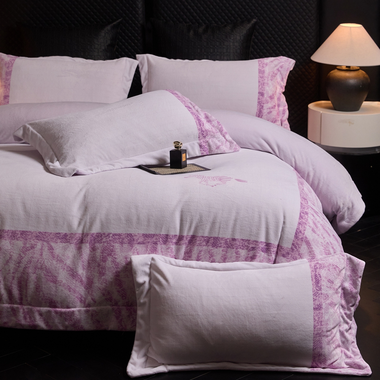 91家纺网 家纺一手货源 找家纺 新方向 2025新款240克全消光A类数码印花牛奶绒四件套床盖款-卡仑 卡仑-魅紫