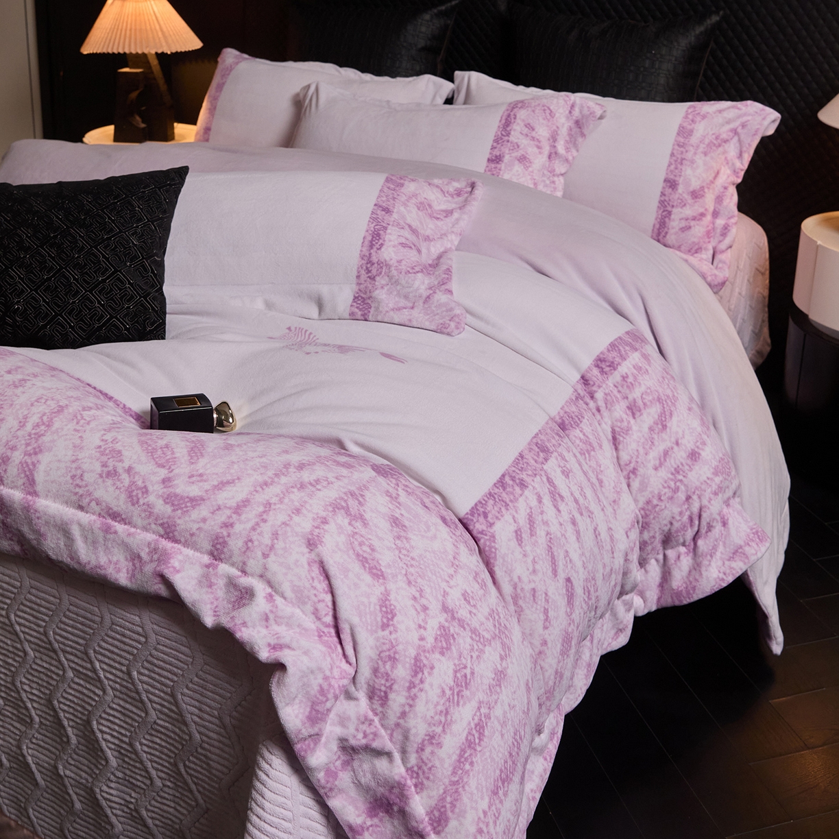 91家纺网 家纺一手货源 找家纺 新方向 2025新款240克全消光A类数码印花牛奶绒四件套床盖款-卡仑 卡仑-魅紫