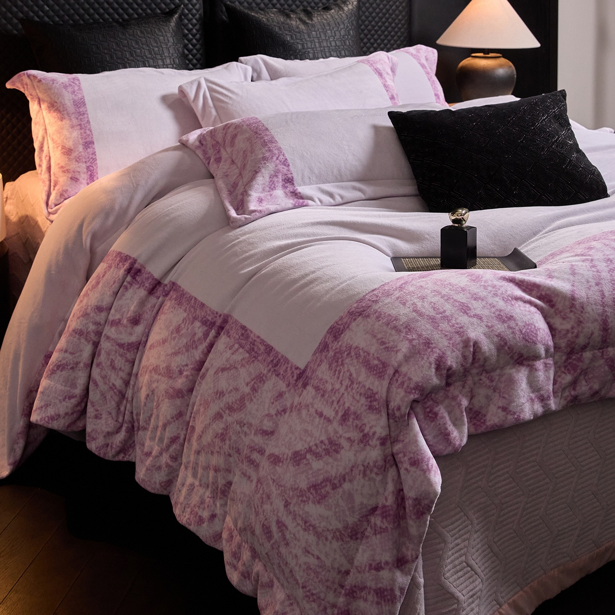 91家纺网 家纺一手货源 找家纺 新方向 2025新款240克全消光A类数码印花牛奶绒四件套床盖款-卡仑 卡仑-魅紫