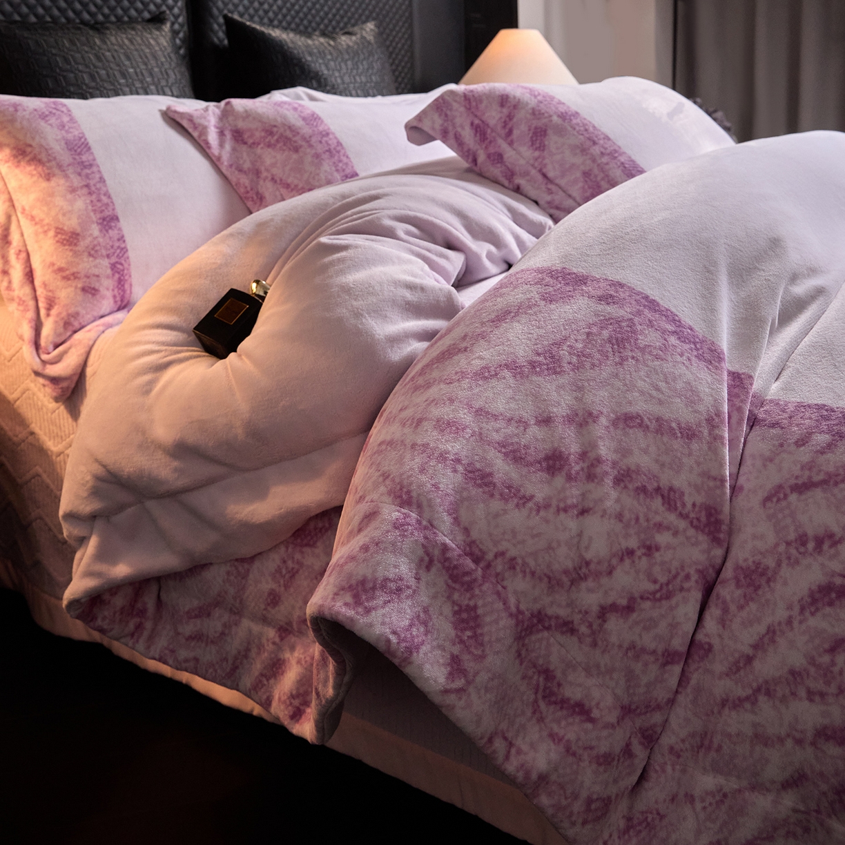 91家纺网 家纺一手货源 找家纺 新方向 2025新款240克全消光A类数码印花牛奶绒四件套床盖款-卡仑 卡仑-魅紫