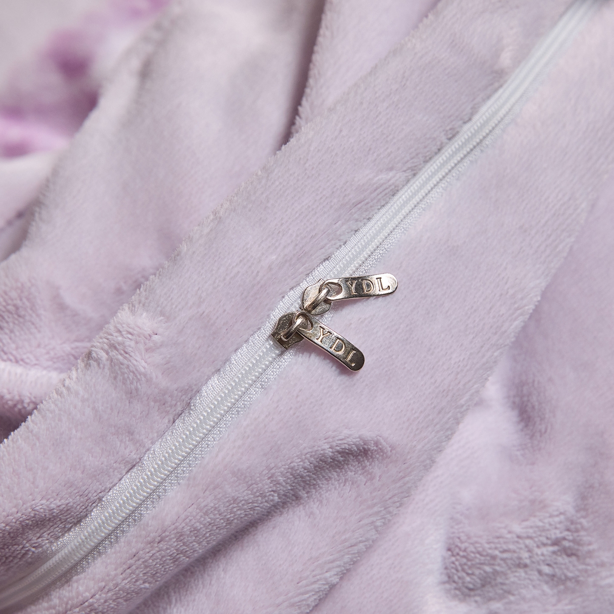 91家纺网 家纺一手货源 找家纺 新方向 2025新款240克全消光A类数码印花牛奶绒四件套床盖款-卡仑 卡仑-魅紫