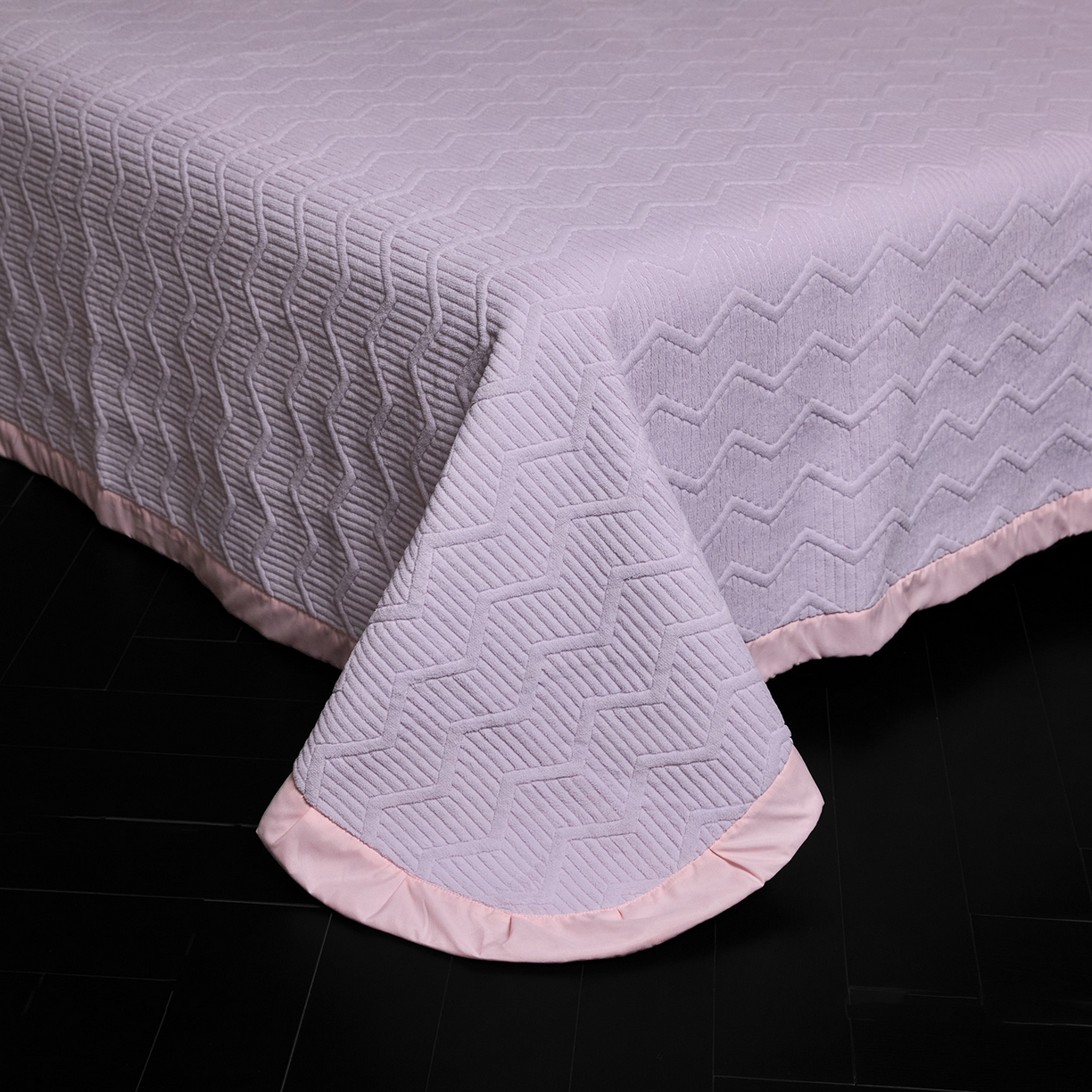 91家纺网 家纺一手货源 找家纺 新方向 2025新款240克全消光A类数码印花牛奶绒四件套床盖款-卡仑 卡仑-魅紫