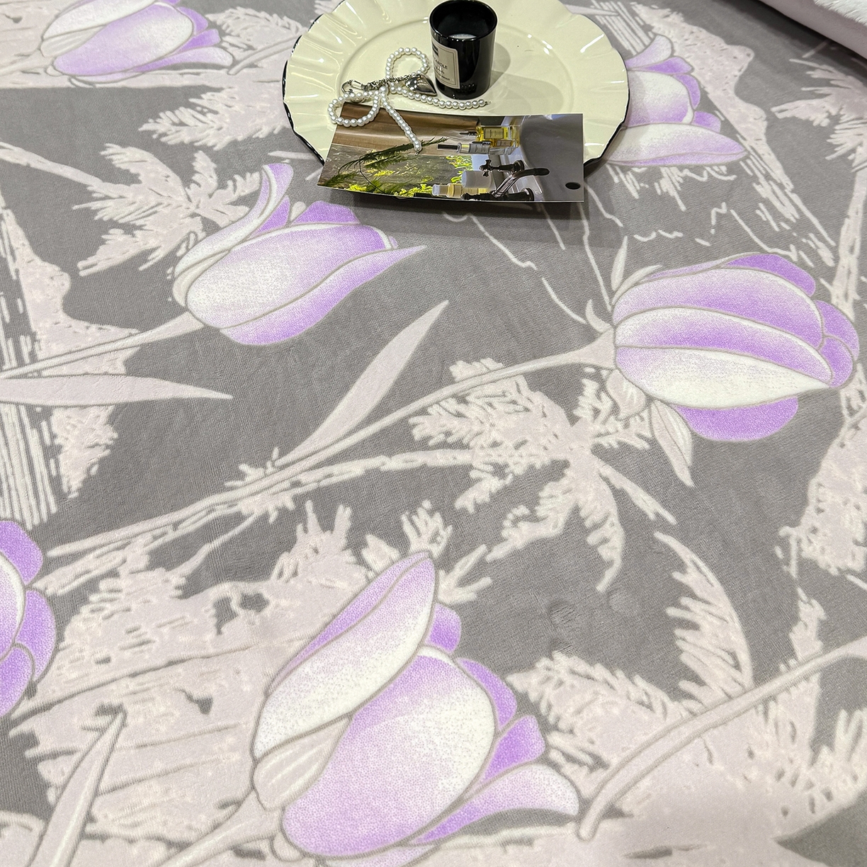 91家纺网 家纺一手货源 找家纺 鹿辉家居（原吉欧力） 2025新款牛奶绒雕花兔毛绒包边床笠 郁金香紫