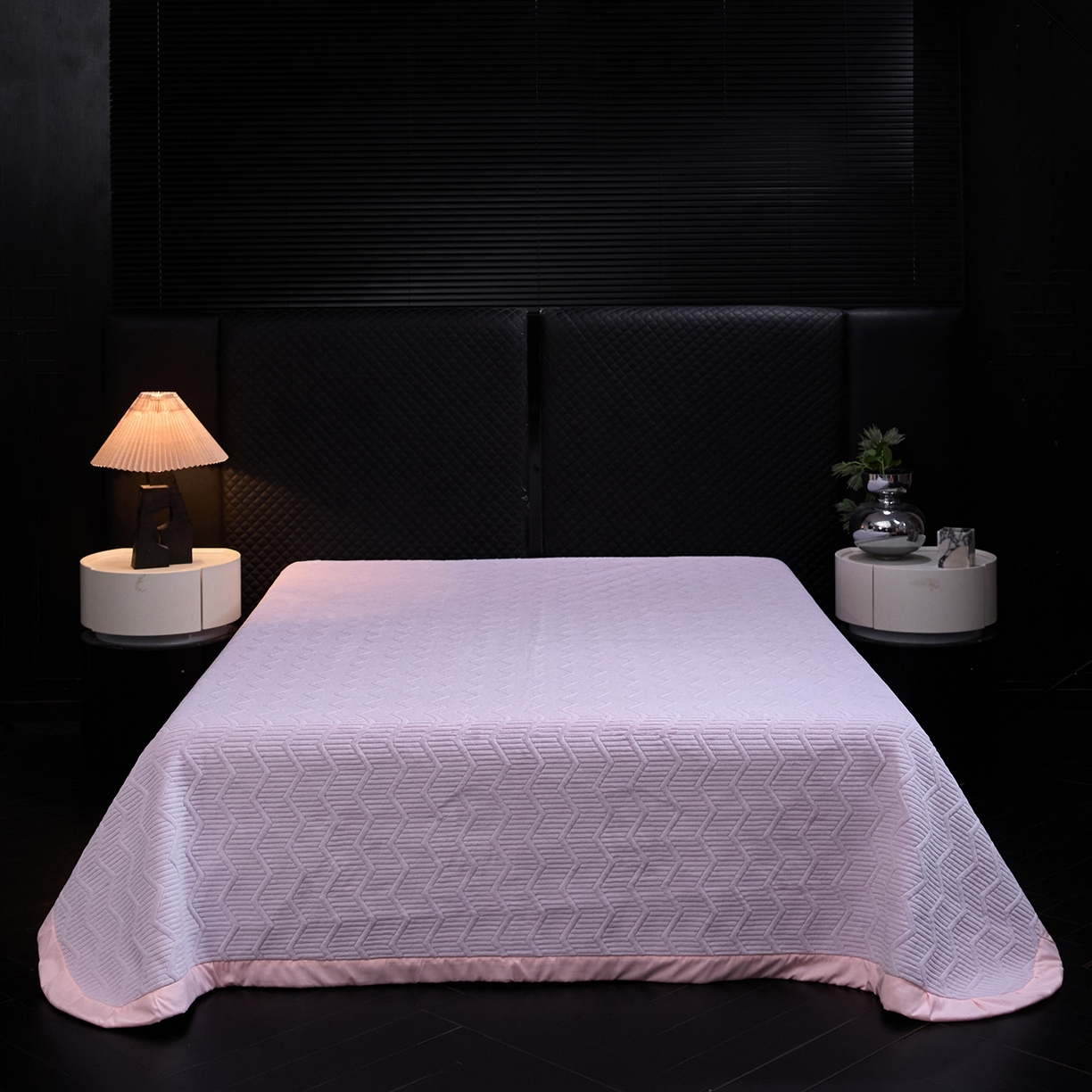 91家纺网 家纺一手货源 找家纺 新方向 2025新款240克全消光A类数码印花牛奶绒四件套床盖款-卡仑 卡仑-魅紫