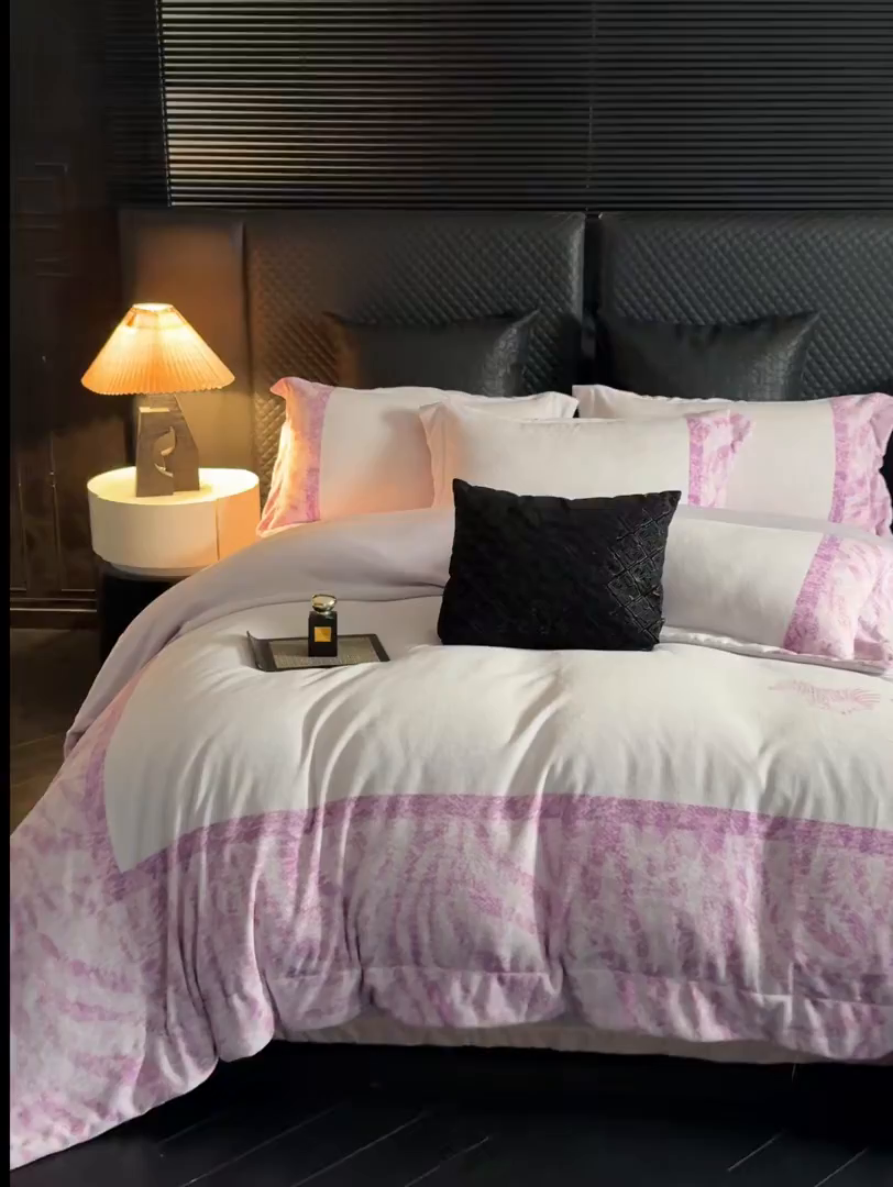 91家纺网 家纺一手货源 找家纺 新方向 2025新款240克全消光A类数码印花牛奶绒四件套床盖款-卡仑 卡仑-魅紫