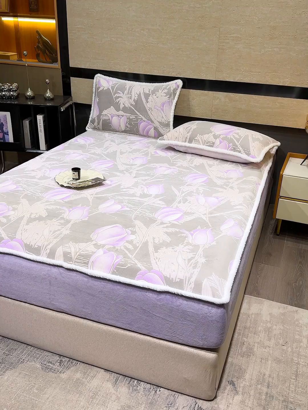 91家纺网 家纺一手货源 找家纺 鹿辉家居（原吉欧力） 2025新款牛奶绒雕花兔毛绒包边床笠 郁金香紫