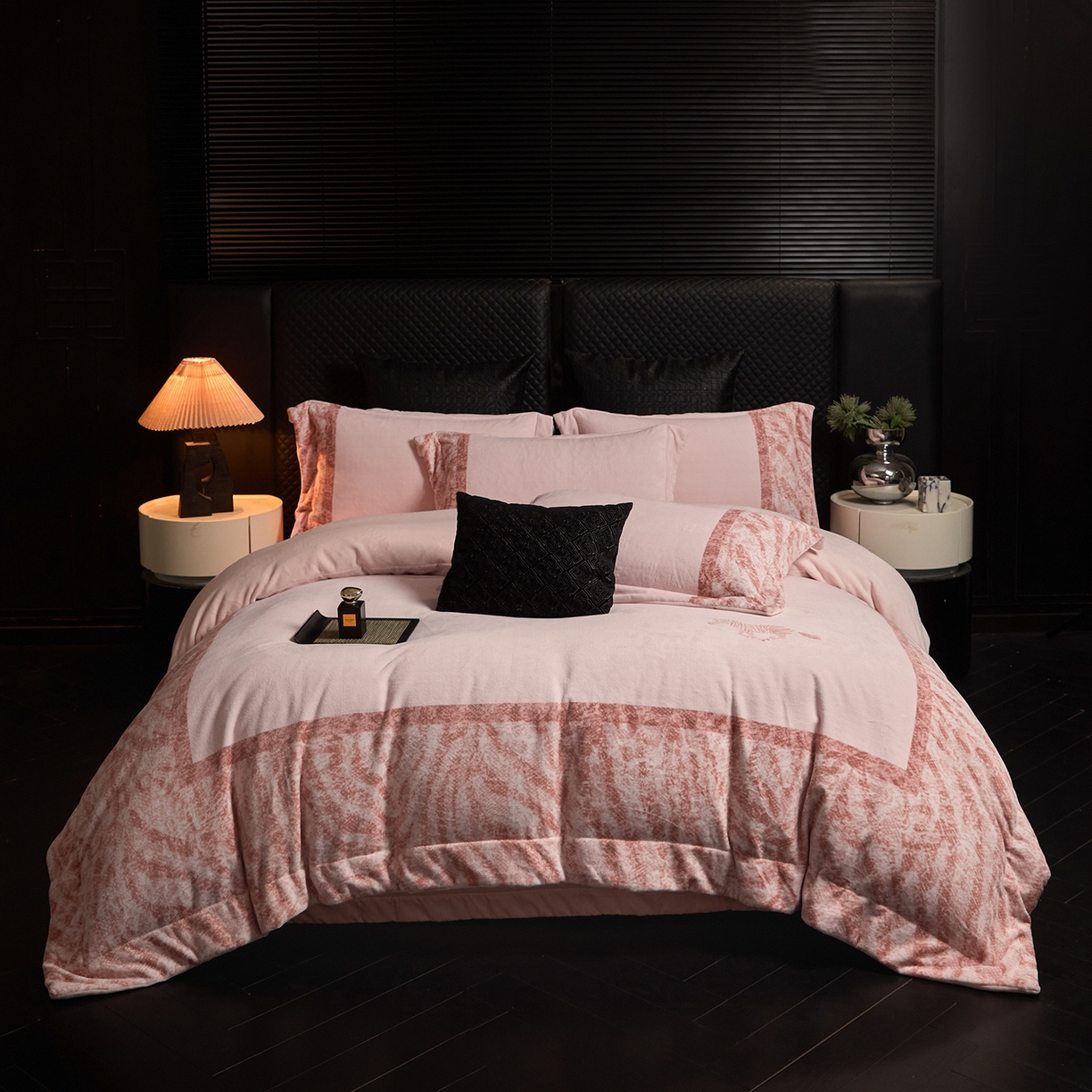 91家纺网 家纺一手货源 找家纺 新方向 2025新款240克全消光A类数码印花牛奶绒四件套床盖款-卡仑 卡仑-蔷薇粉