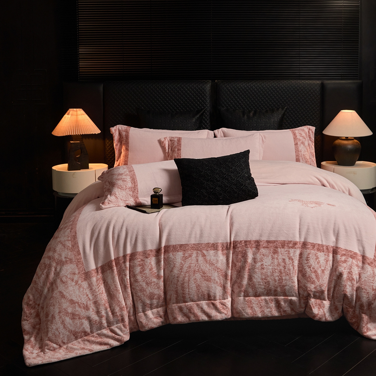 91家纺网 家纺一手货源 找家纺 新方向 2025新款240克全消光A类数码印花牛奶绒四件套床盖款-卡仑 卡仑-蔷薇粉