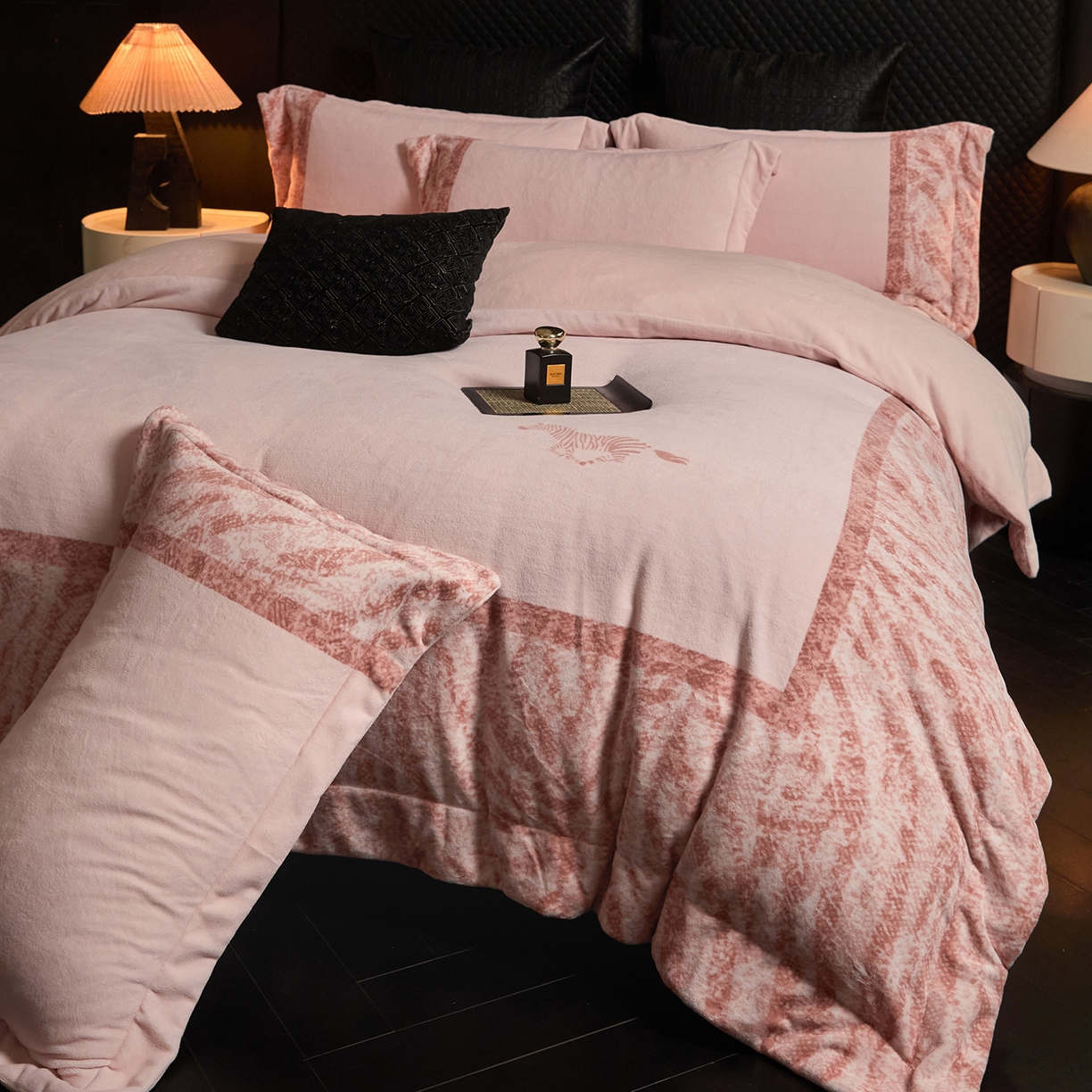 91家纺网 家纺一手货源 找家纺 新方向 2025新款240克全消光A类数码印花牛奶绒四件套床盖款-卡仑 卡仑-蔷薇粉