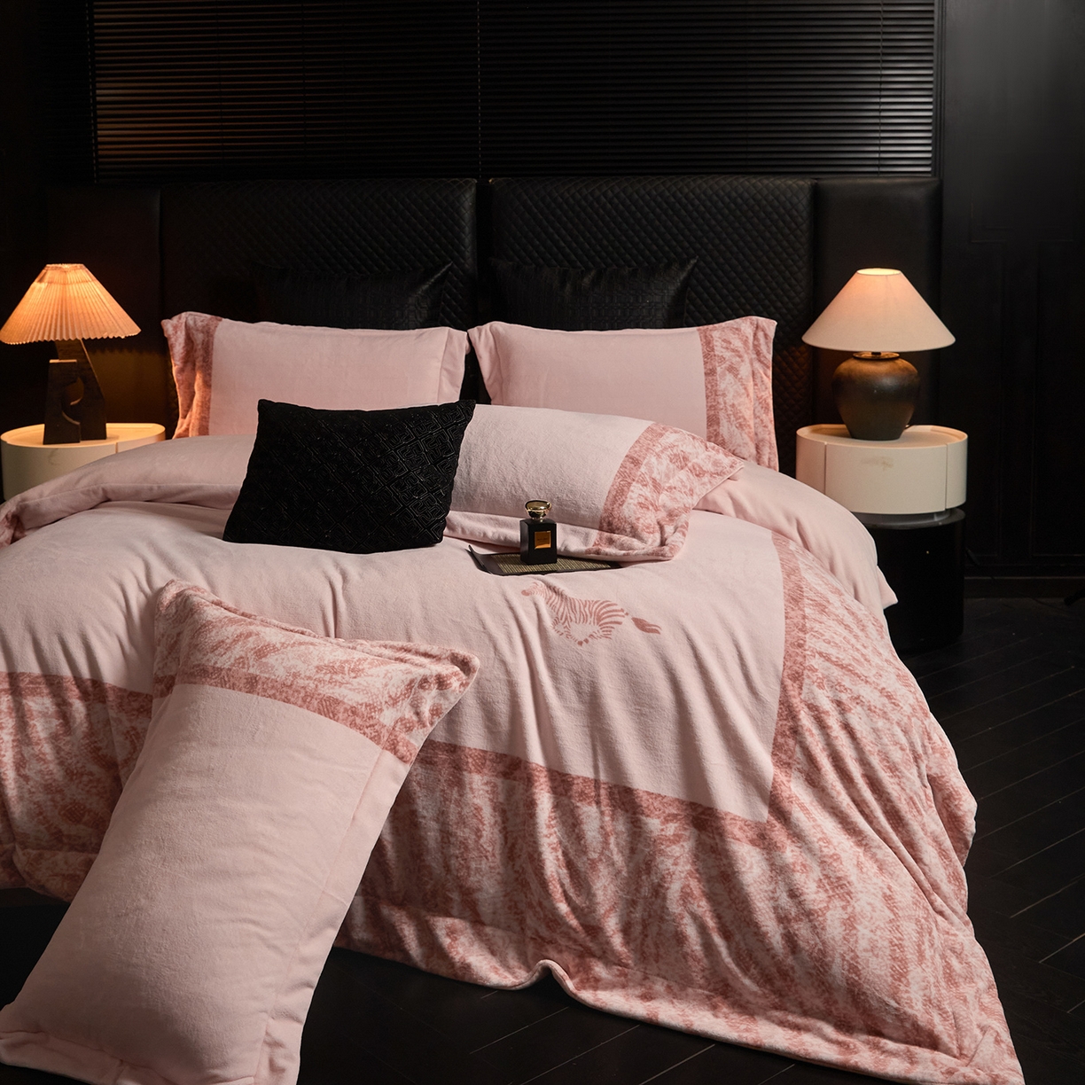 91家纺网 家纺一手货源 找家纺 新方向 2025新款240克全消光A类数码印花牛奶绒四件套床盖款-卡仑 卡仑-蔷薇粉