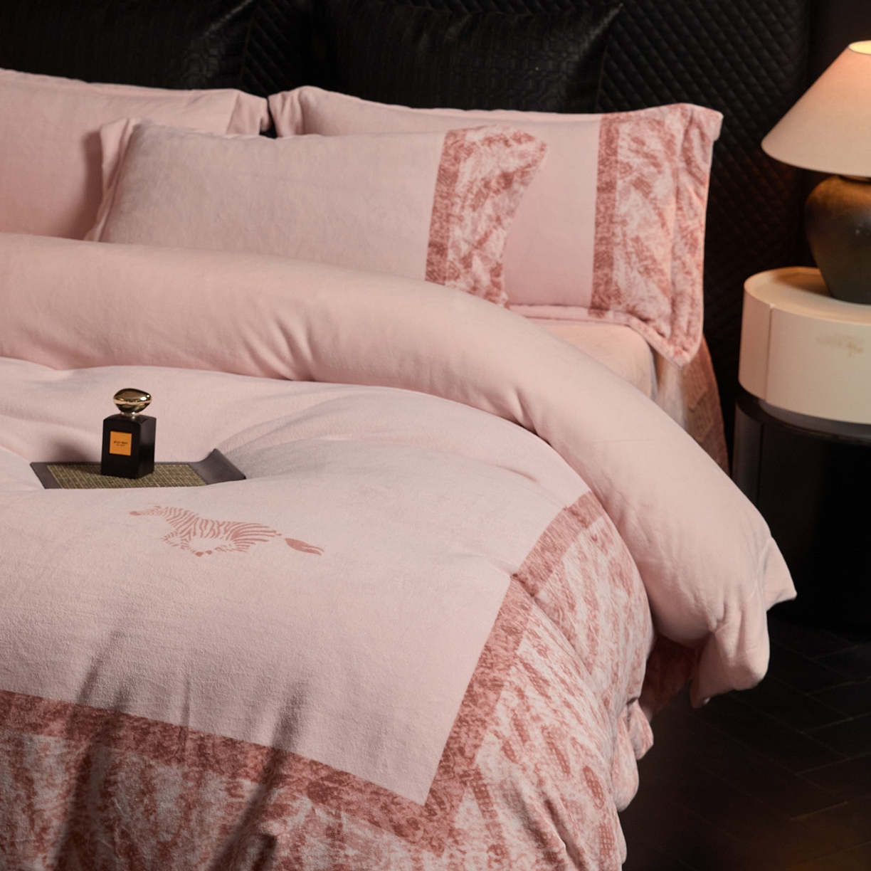 91家纺网 家纺一手货源 找家纺 新方向 2025新款240克全消光A类数码印花牛奶绒四件套床盖款-卡仑 卡仑-蔷薇粉