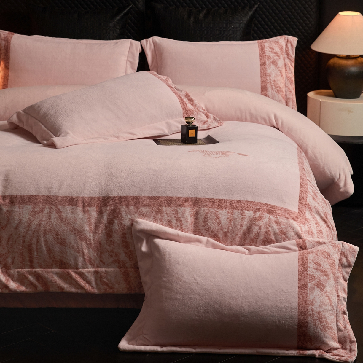 91家纺网 家纺一手货源 找家纺 新方向 2025新款240克全消光A类数码印花牛奶绒四件套床盖款-卡仑 卡仑-蔷薇粉