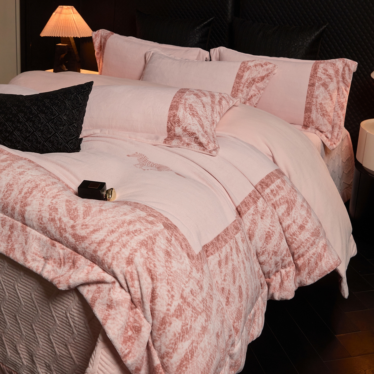 91家纺网 家纺一手货源 找家纺 新方向 2025新款240克全消光A类数码印花牛奶绒四件套床盖款-卡仑 卡仑-蔷薇粉