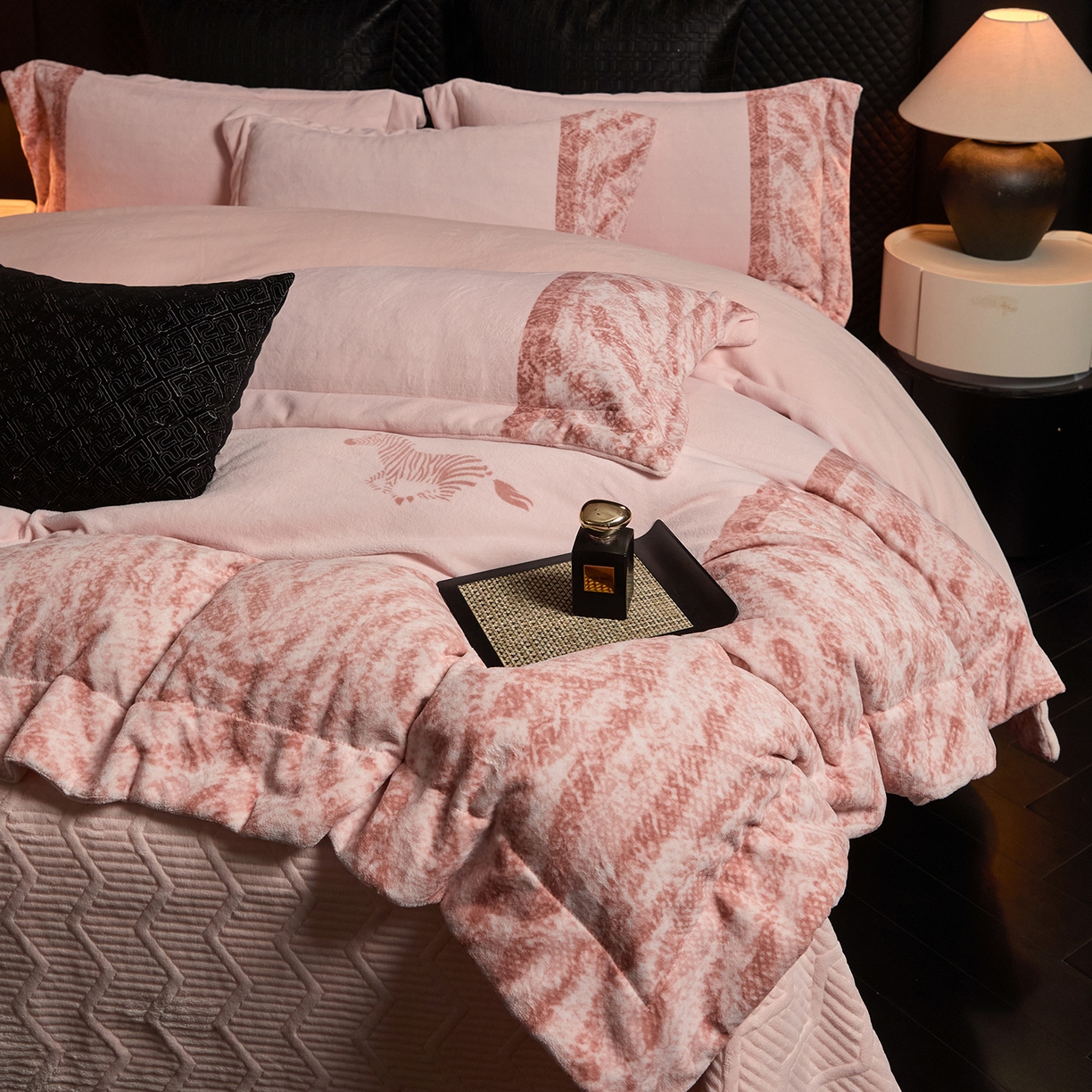 91家纺网 家纺一手货源 找家纺 新方向 2025新款240克全消光A类数码印花牛奶绒四件套床盖款-卡仑 卡仑-蔷薇粉