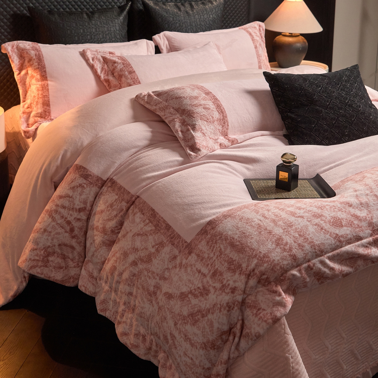 91家纺网 家纺一手货源 找家纺 新方向 2025新款240克全消光A类数码印花牛奶绒四件套床盖款-卡仑 卡仑-蔷薇粉