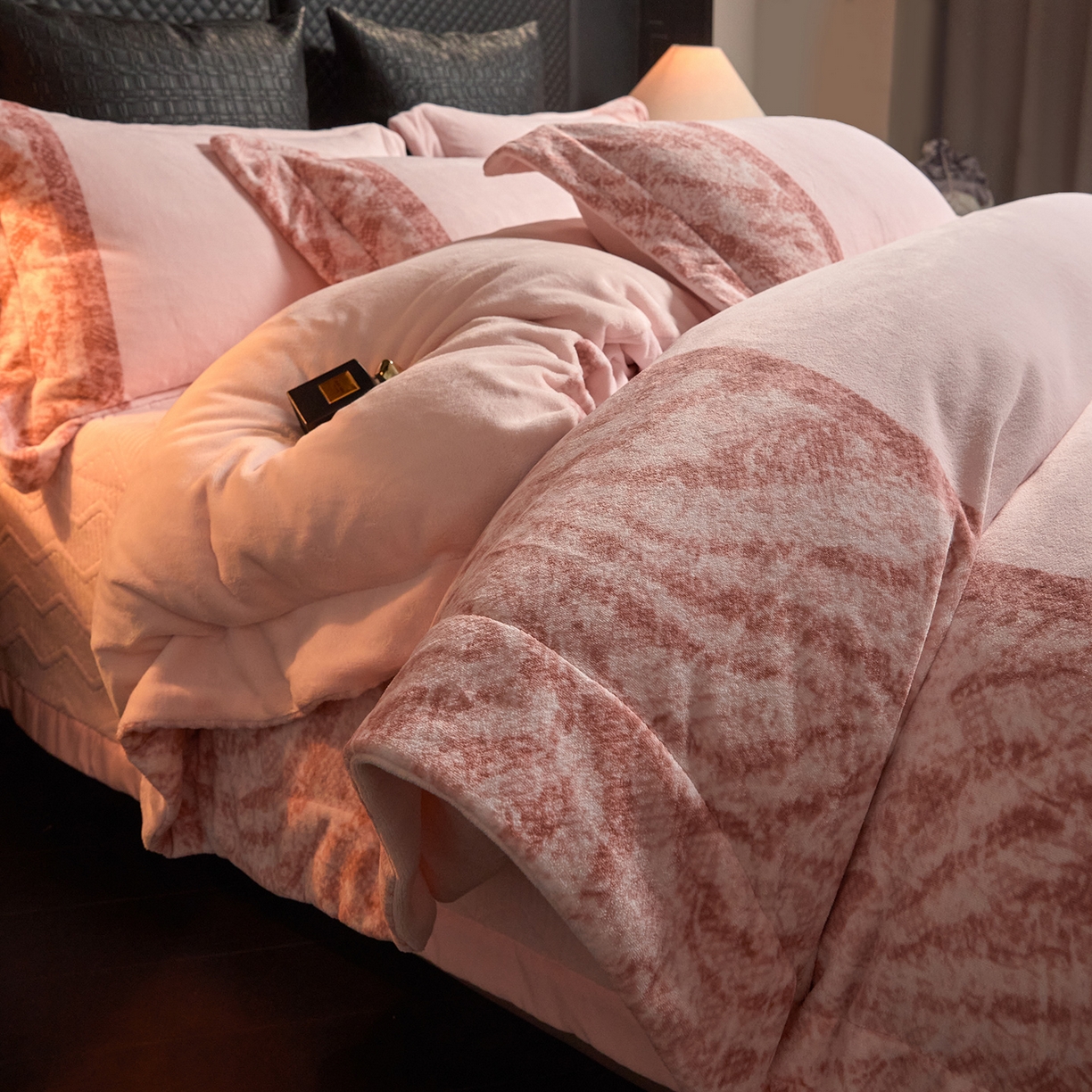 91家纺网 家纺一手货源 找家纺 新方向 2025新款240克全消光A类数码印花牛奶绒四件套床盖款-卡仑 卡仑-蔷薇粉