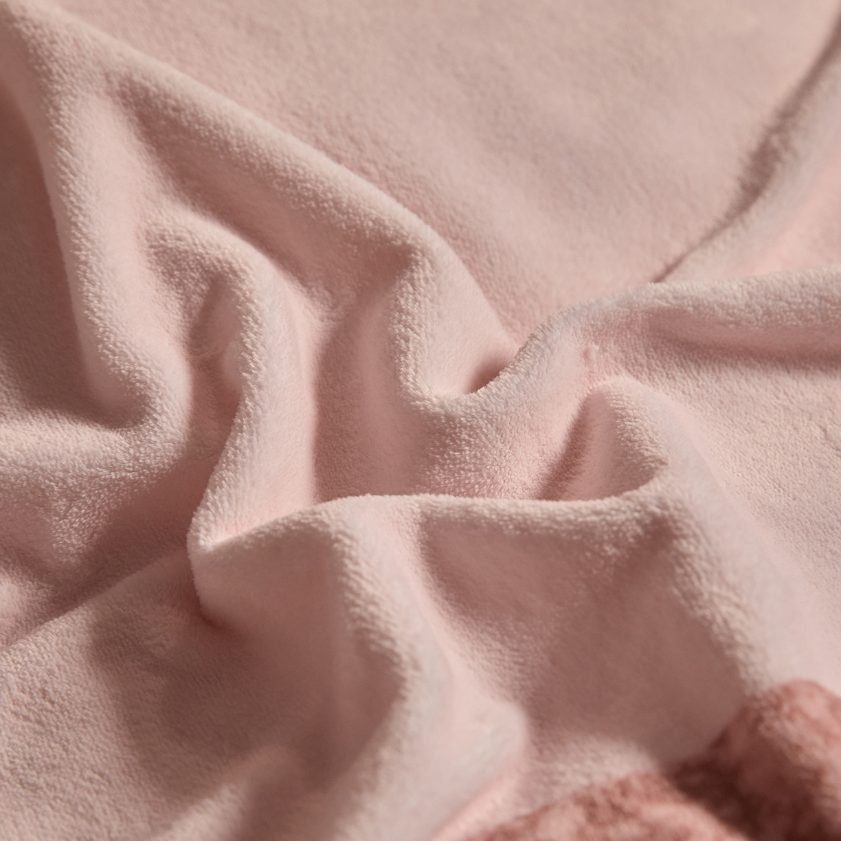 91家纺网 家纺一手货源 找家纺 新方向 2025新款240克全消光A类数码印花牛奶绒四件套床盖款-卡仑 卡仑-蔷薇粉