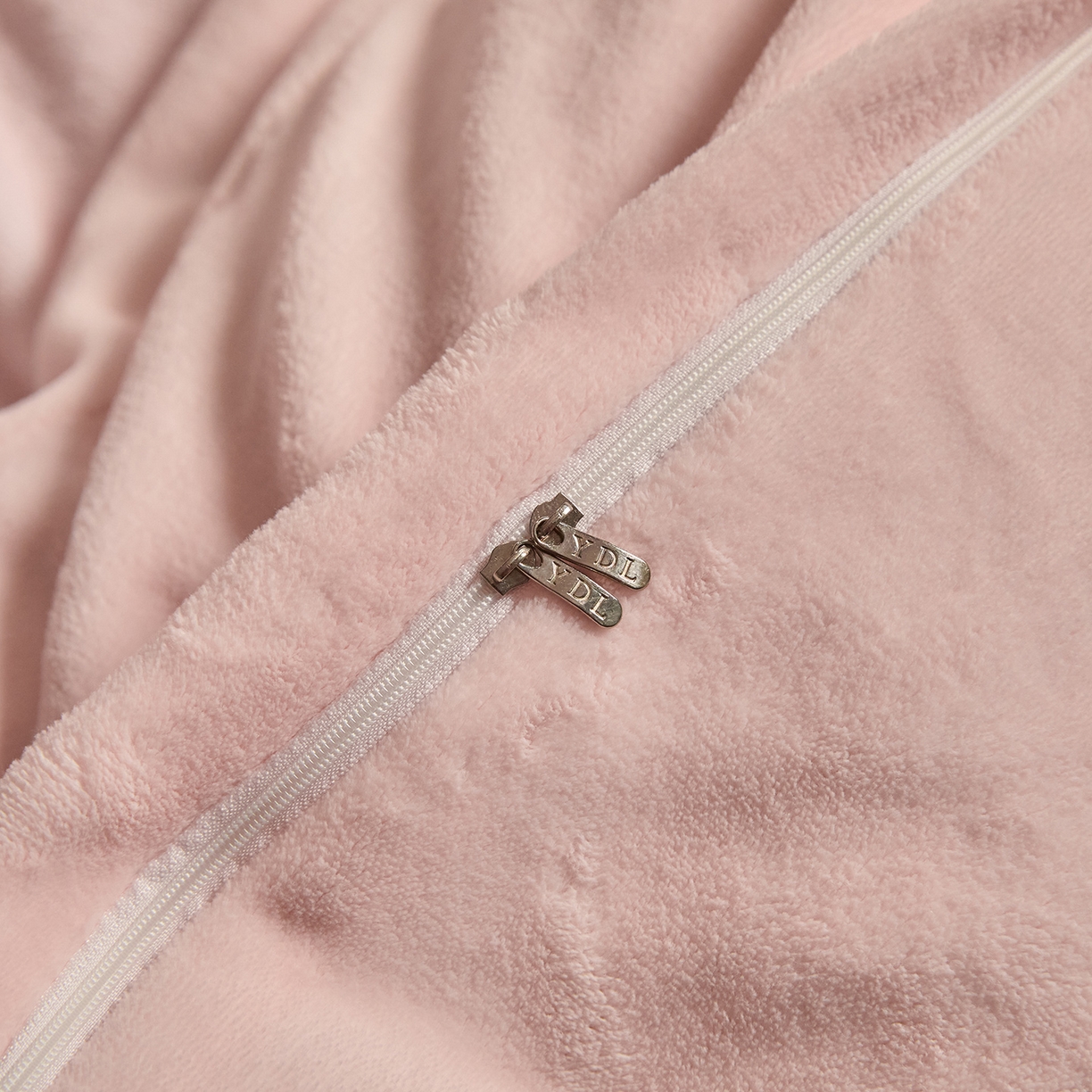 91家纺网 家纺一手货源 找家纺 新方向 2025新款240克全消光A类数码印花牛奶绒四件套床盖款-卡仑 卡仑-蔷薇粉