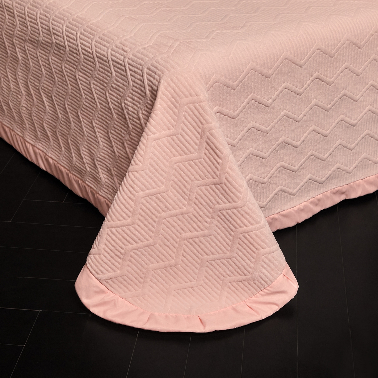 91家纺网 家纺一手货源 找家纺 新方向 2025新款240克全消光A类数码印花牛奶绒四件套床盖款-卡仑 卡仑-蔷薇粉