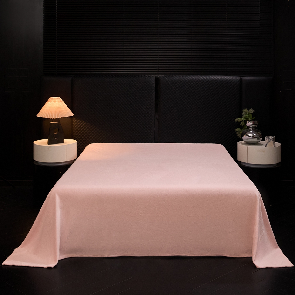 91家纺网 家纺一手货源 找家纺 新方向 2025新款240克全消光A类数码印花牛奶绒四件套床盖款-卡仑 卡仑-蔷薇粉