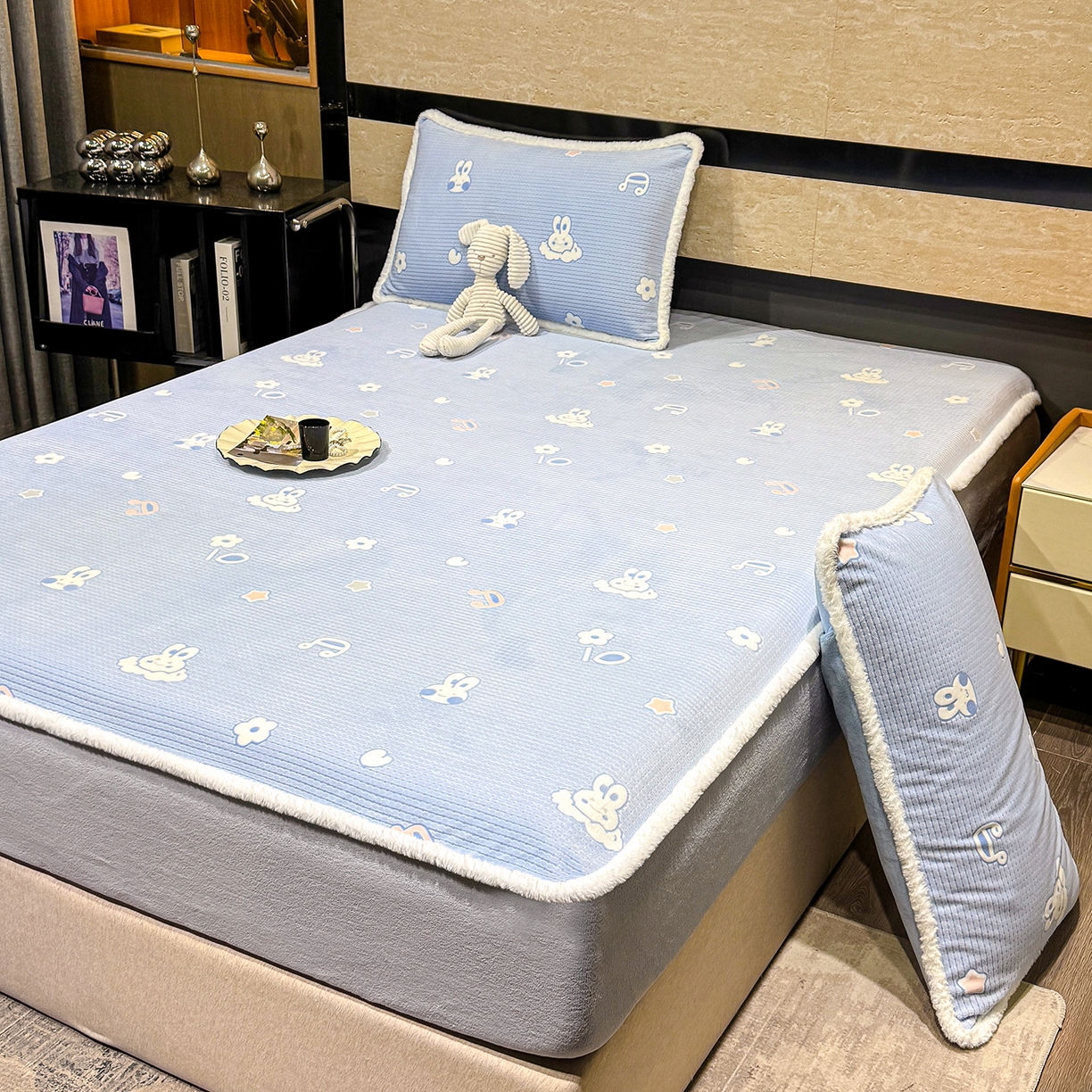 91家纺网 家纺一手货源 找家纺 鹿辉家居（原吉欧力） 2025新款牛奶绒雕花兔毛绒包边床笠 云中小兔