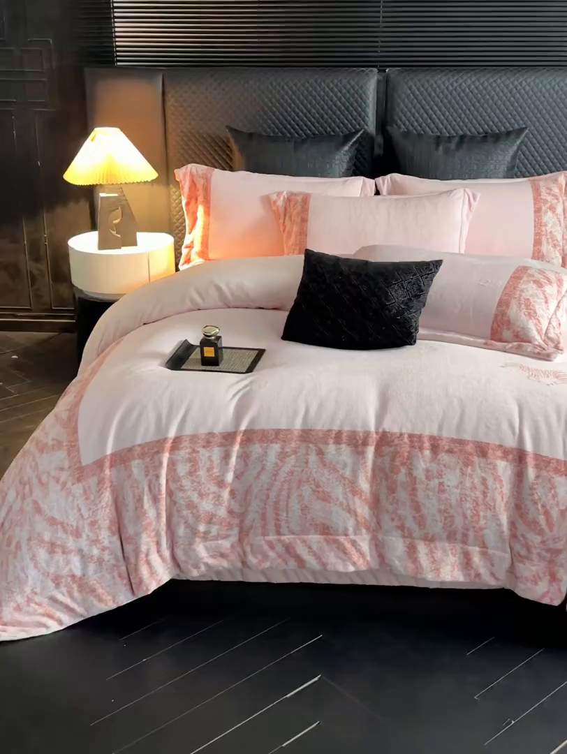91家纺网 家纺一手货源 找家纺 新方向 2025新款240克全消光A类数码印花牛奶绒四件套床盖款-卡仑 卡仑-蔷薇粉