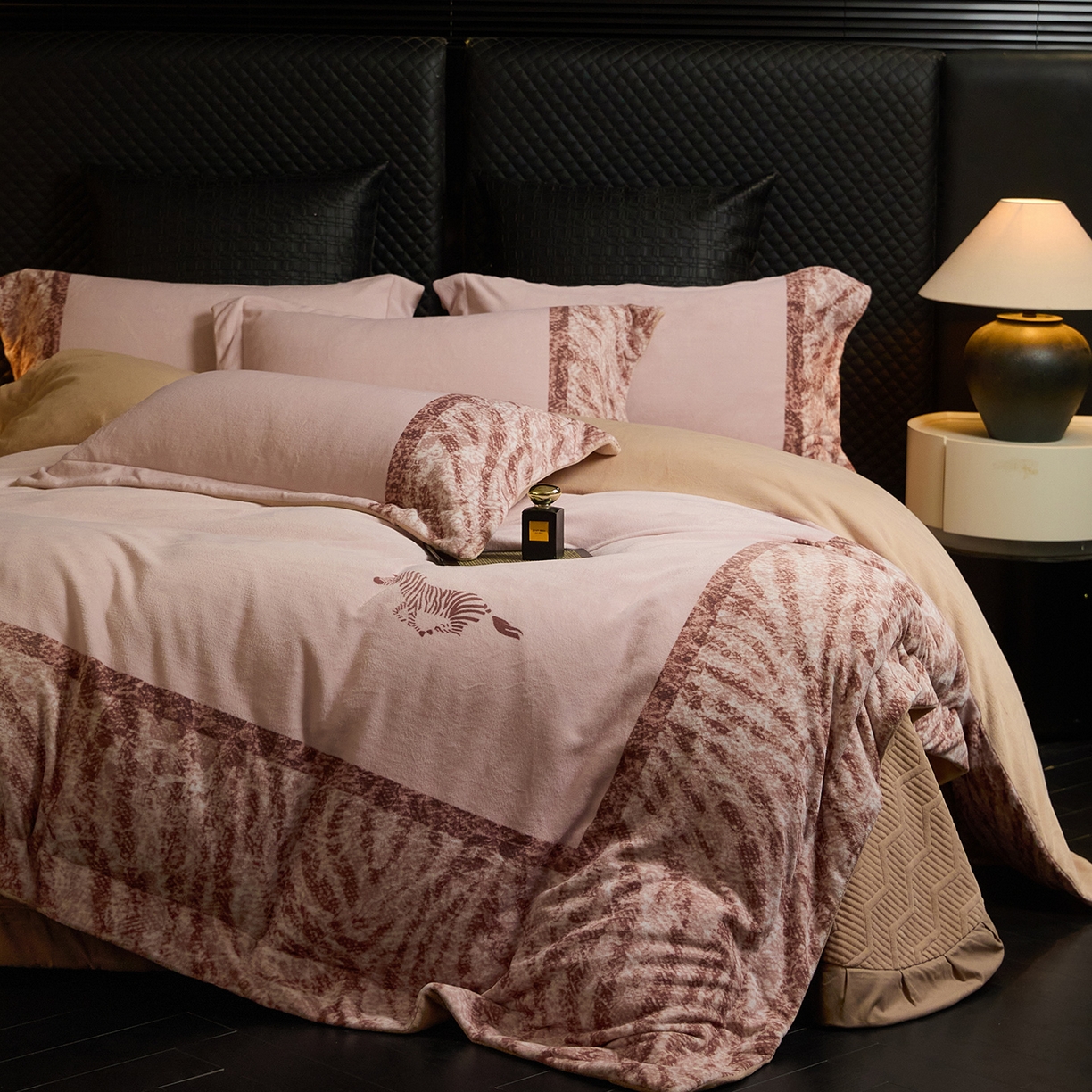 新方向 2025新款240克全消光A类数码印花牛奶绒四件套床盖款-卡仑 卡仑-香槟