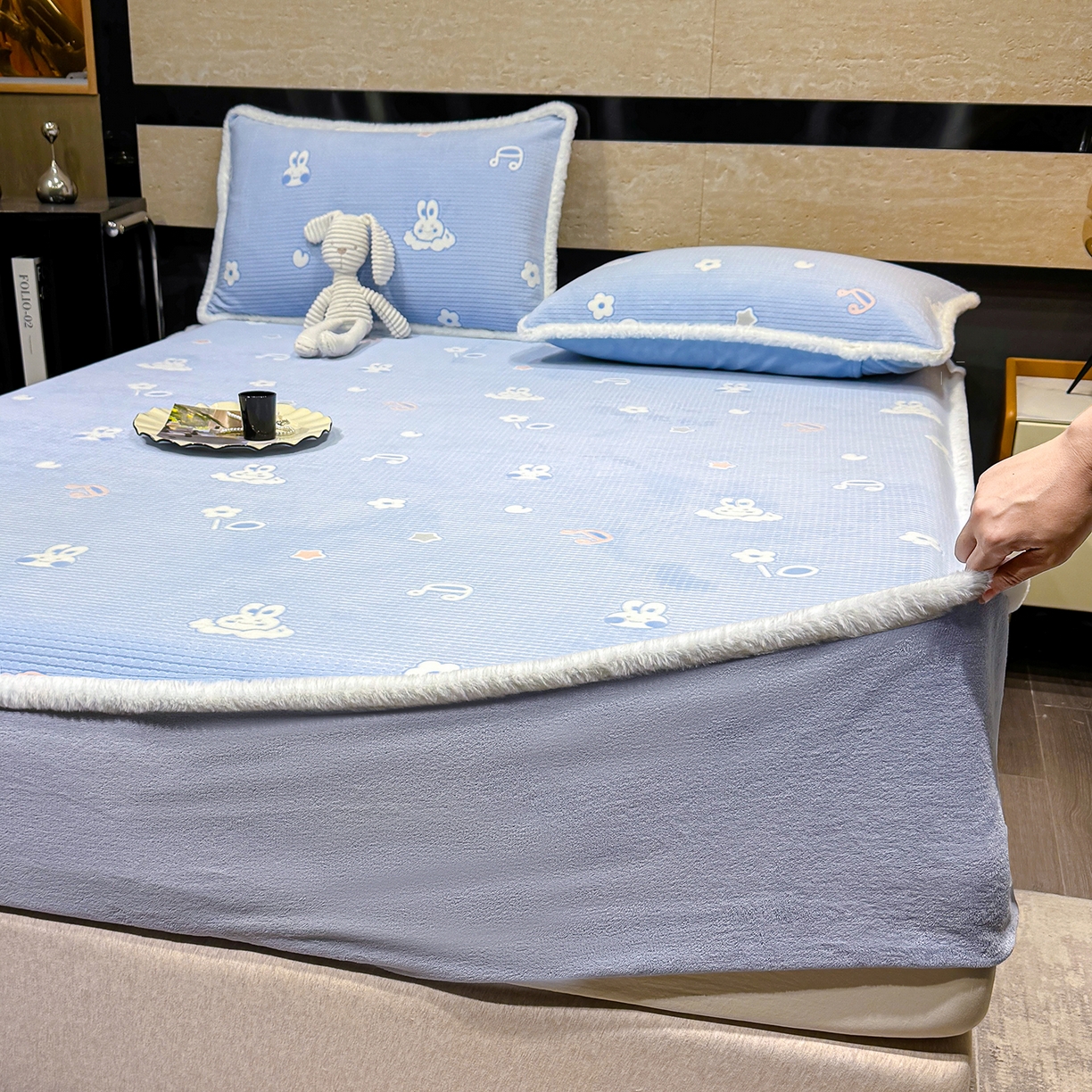 91家纺网 家纺一手货源 找家纺 鹿辉家居（原吉欧力） 2025新款牛奶绒雕花兔毛绒包边床笠 云中小兔