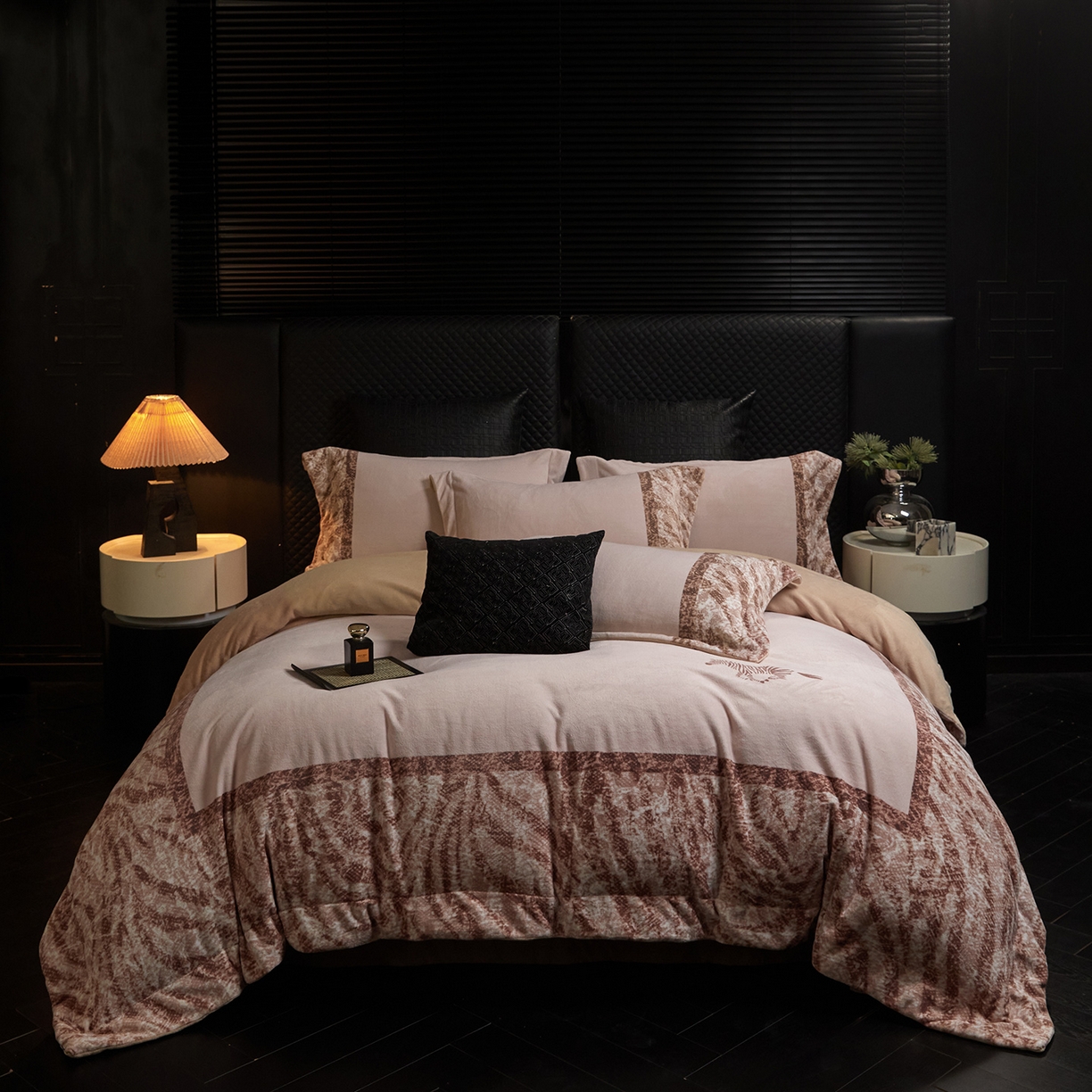 91家纺网 家纺一手货源 找家纺 新方向 2025新款240克全消光A类数码印花牛奶绒四件套床盖款-卡仑 卡仑-香槟