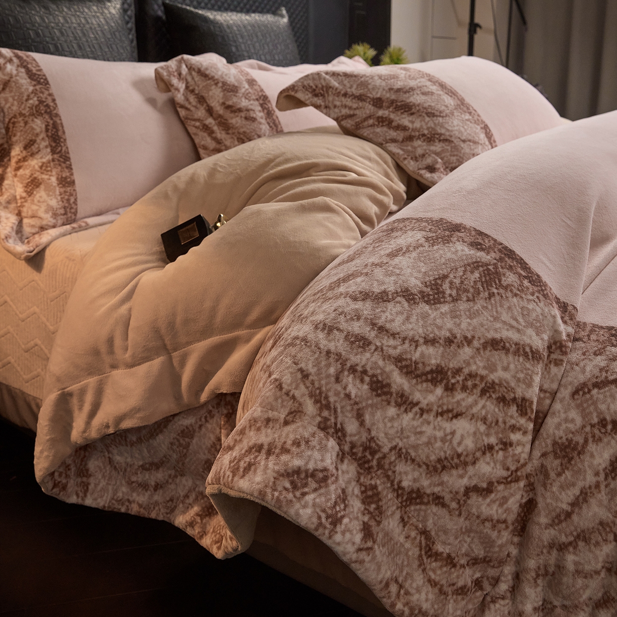 91家纺网 家纺一手货源 找家纺 新方向 2025新款240克全消光A类数码印花牛奶绒四件套床盖款-卡仑 卡仑-香槟