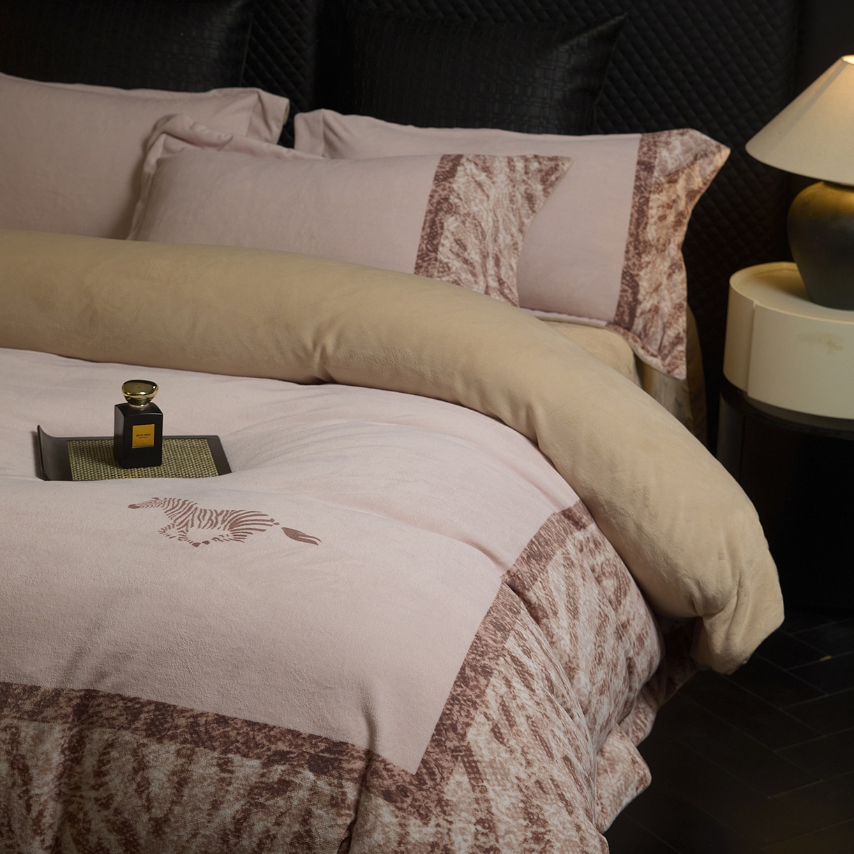 91家纺网 家纺一手货源 找家纺 新方向 2025新款240克全消光A类数码印花牛奶绒四件套床盖款-卡仑 卡仑-香槟