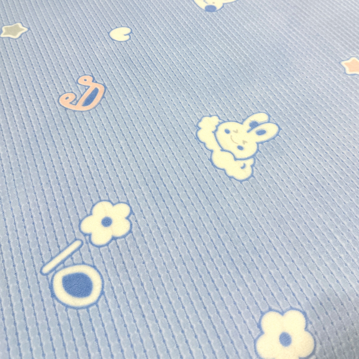 91家纺网 家纺一手货源 找家纺 鹿辉家居（原吉欧力） 2025新款牛奶绒雕花兔毛绒包边床笠 云中小兔