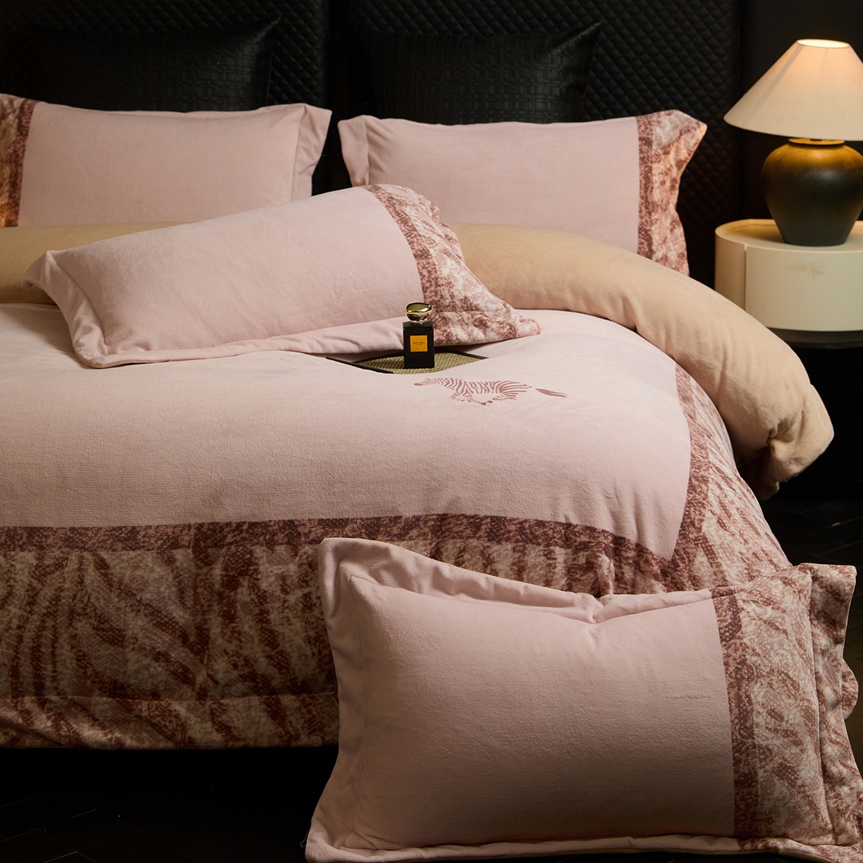 91家纺网 家纺一手货源 找家纺 新方向 2025新款240克全消光A类数码印花牛奶绒四件套床盖款-卡仑 卡仑-香槟