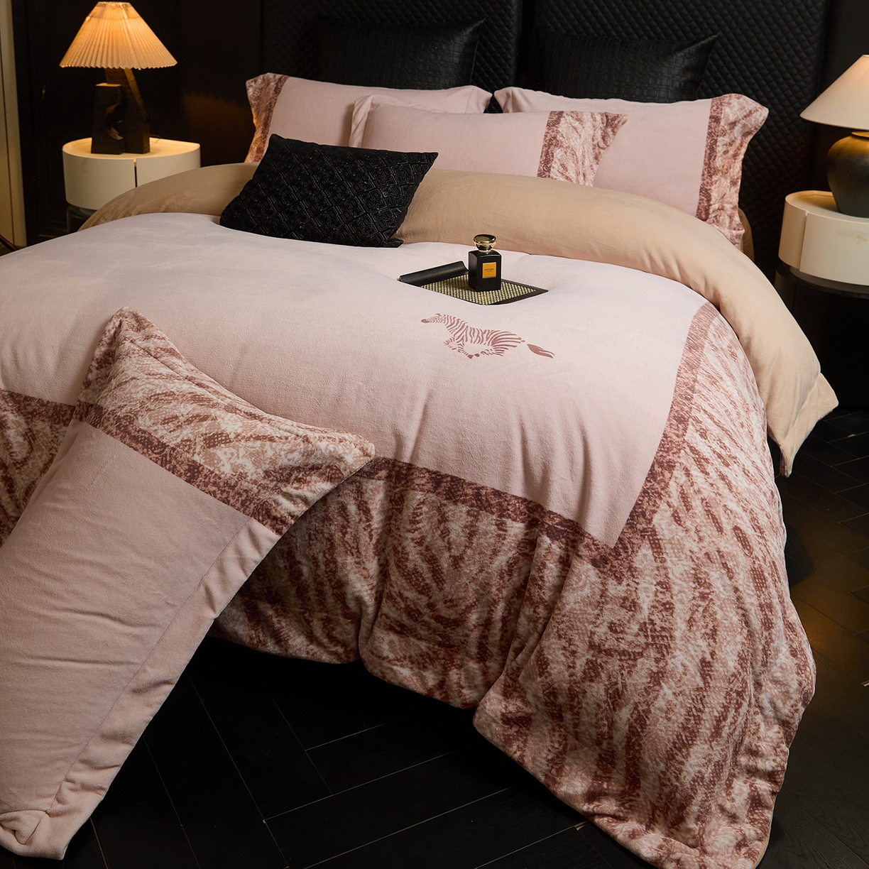 91家纺网 家纺一手货源 找家纺 新方向 2025新款240克全消光A类数码印花牛奶绒四件套床盖款-卡仑 卡仑-香槟